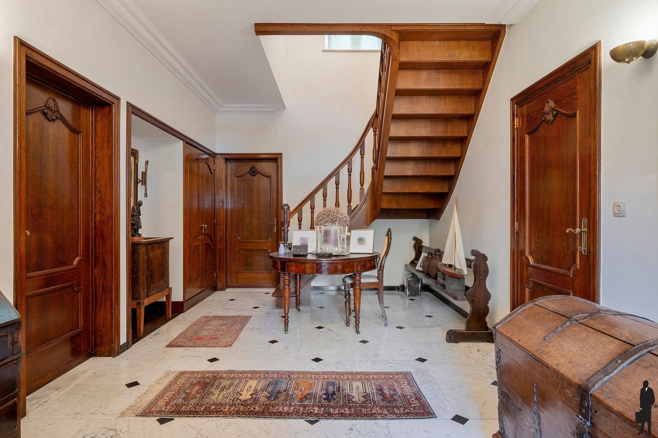 Goed onderhouden in het centrum gelegen karaktervilla op een perceel van ca. 1.938 m²! foto 2