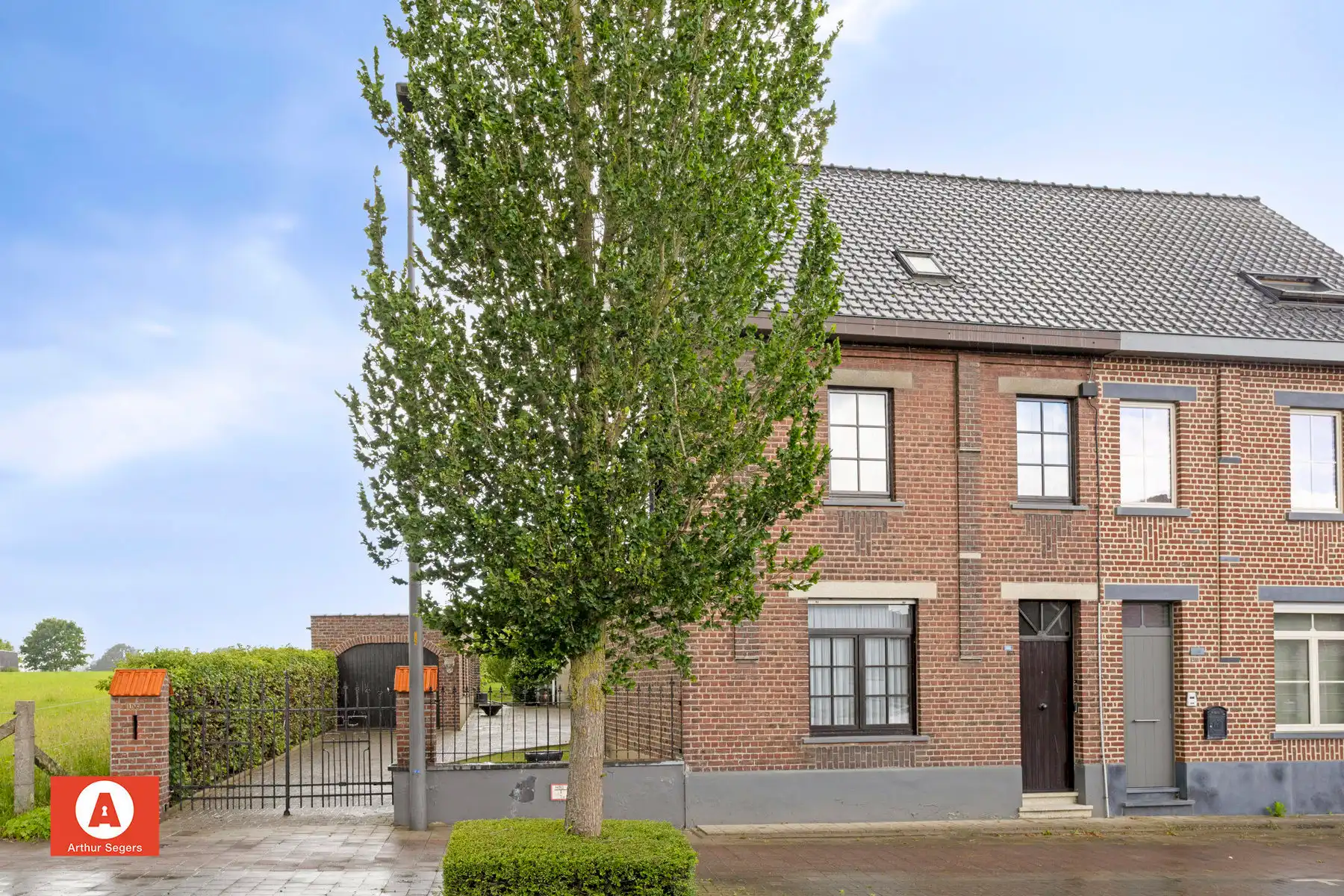 Te renoveren woning met werkhuis en ruime tuin foto 2