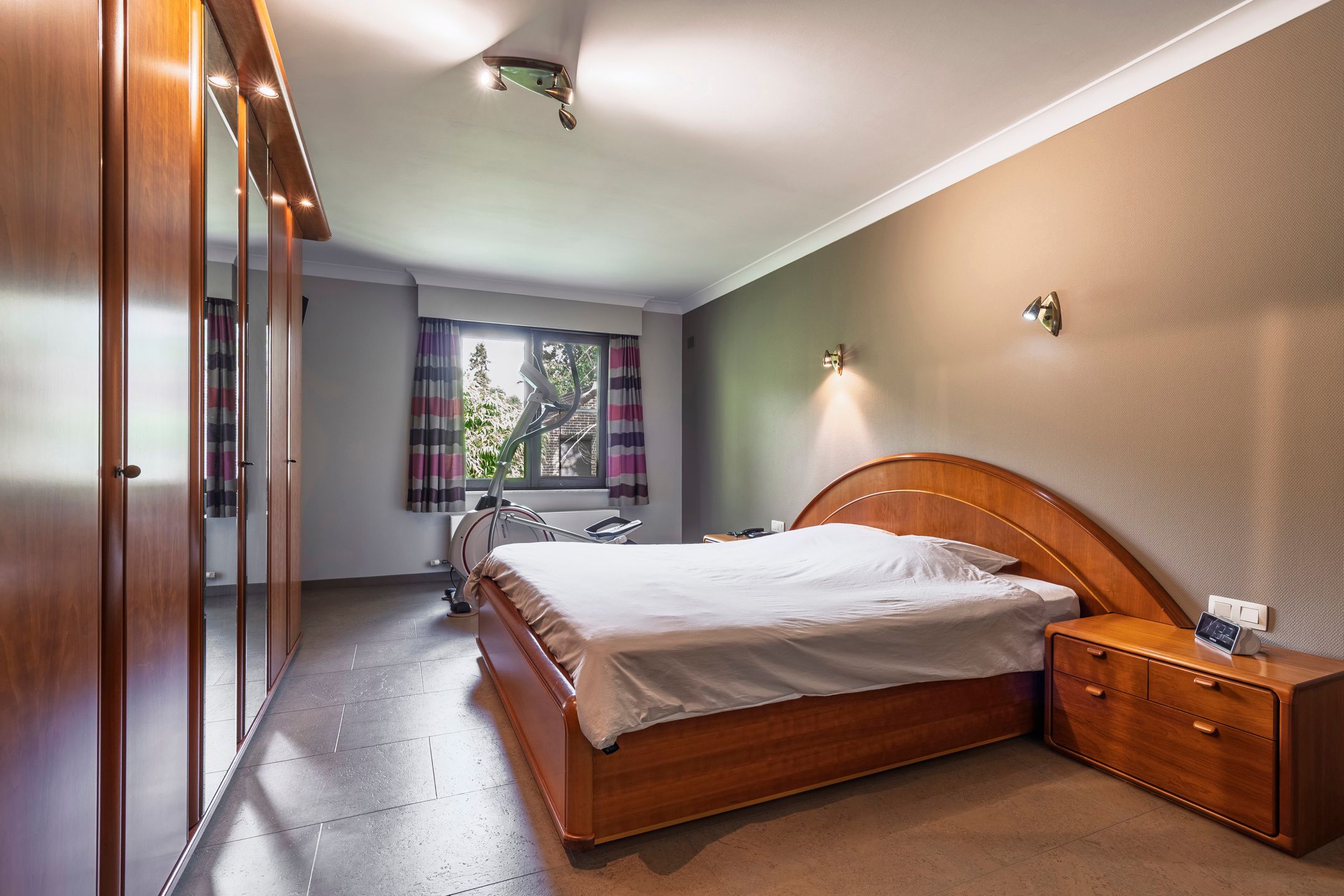 Ruime villa met aangelegde tuin foto 20