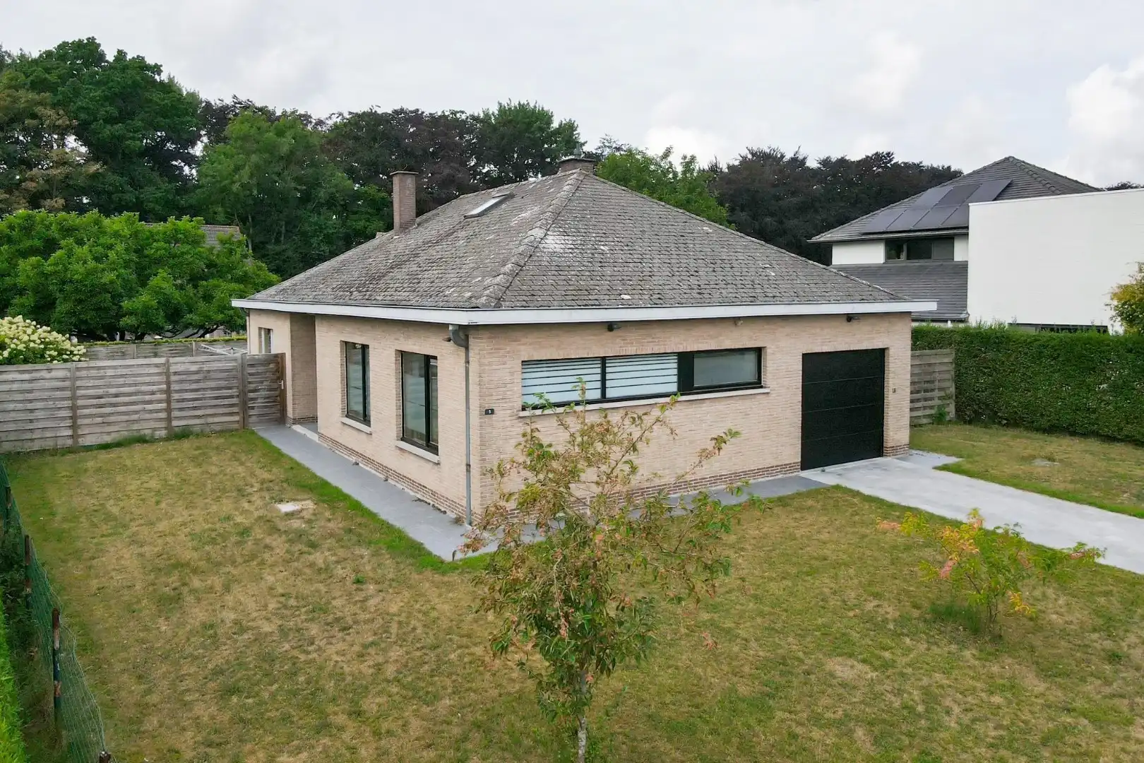 Ruime gezinswoning met grote tuin en 4 slaapkamers in  rustige woonwijk te Gistel foto 2