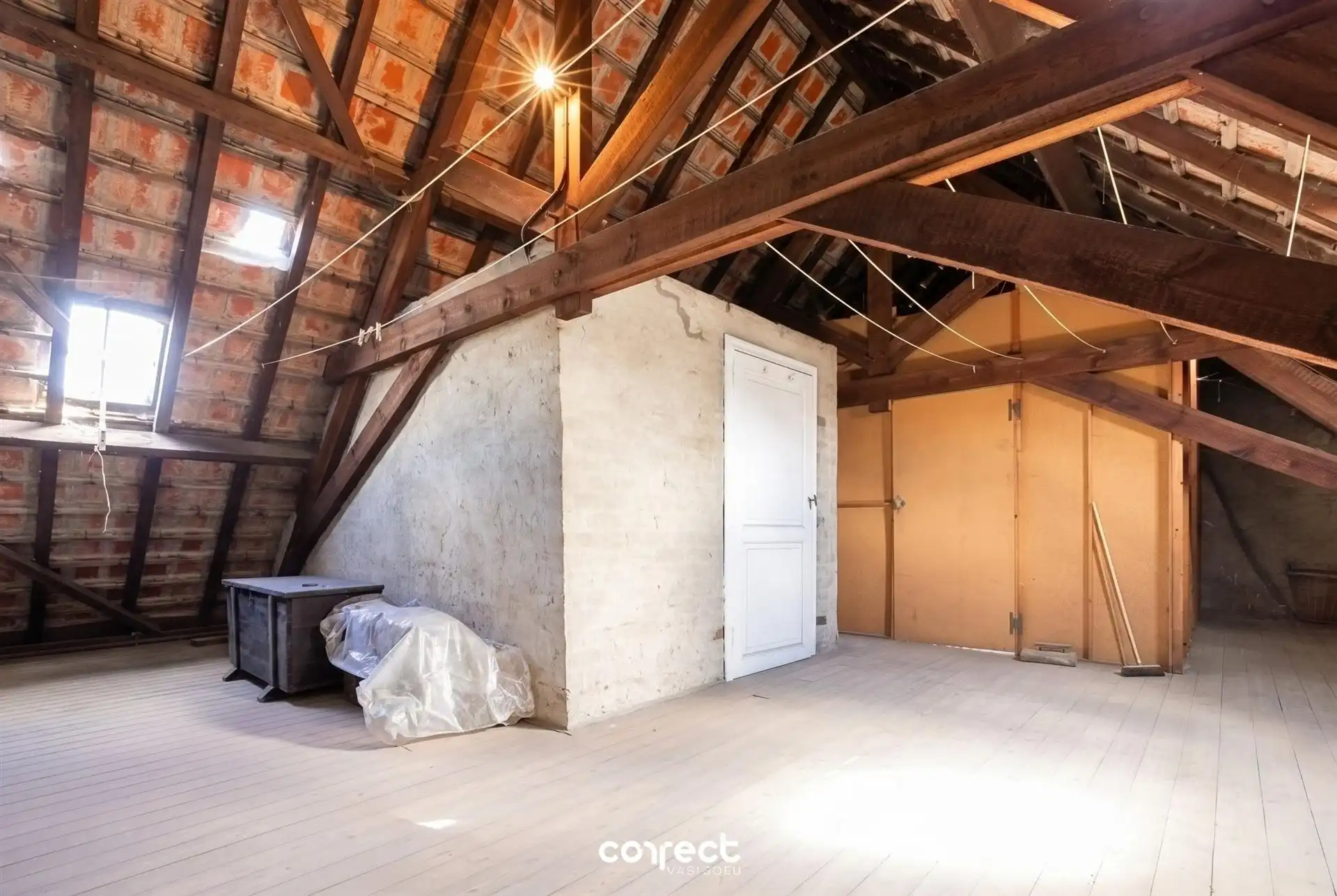 Centraal gelegen ruime halfopen bebouwing met 4 slaapkamers, tuin en garage. foto 10