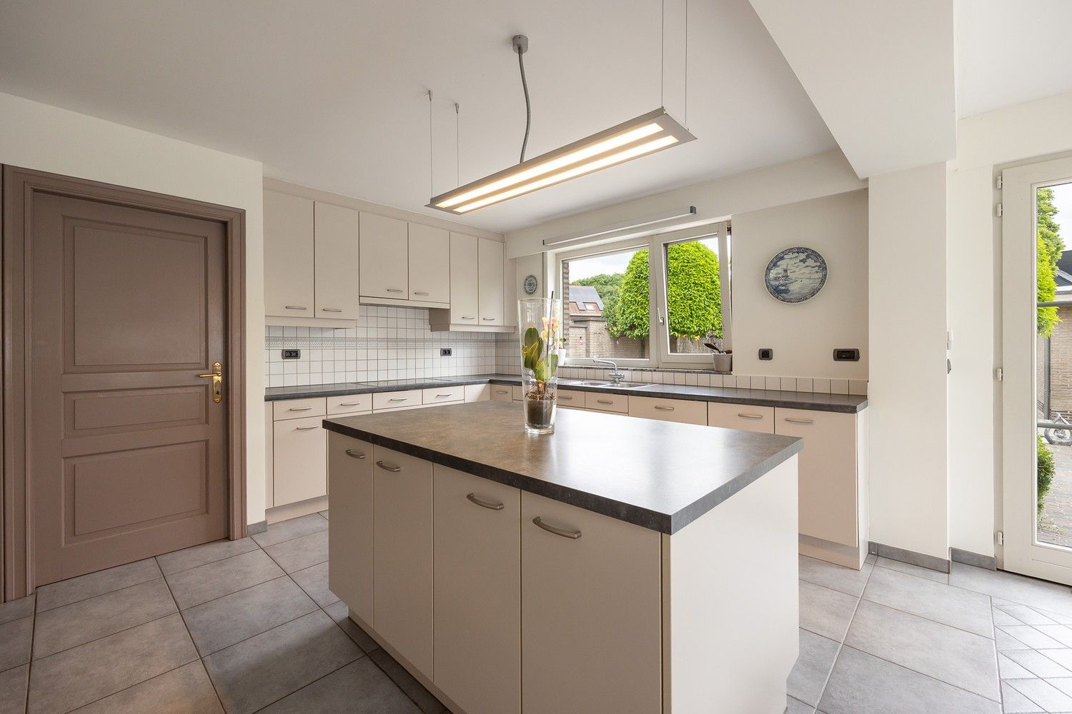 Instapklare, ruime woning met 4 slaapkamers, zonnig terras en multifunctioneel bijgebouw foto 7