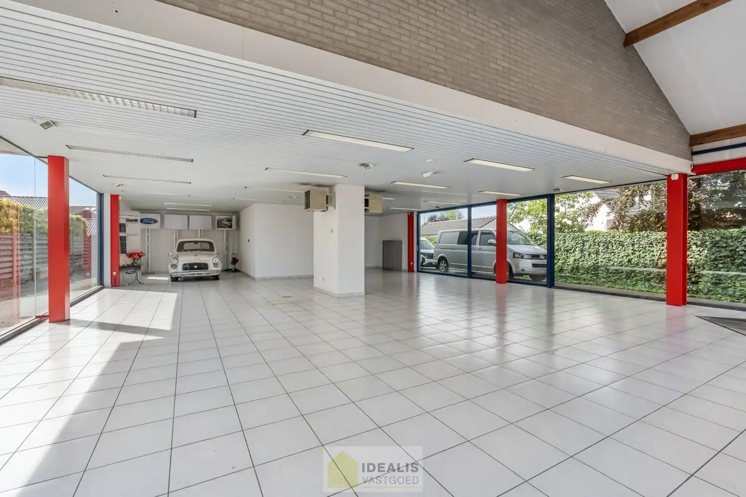 IDEALIS VASTGOED – Handelsruimte/showroom met 2 appartementen gelegen op een perceel van 6a 47ca op een commerciële zichtlocatie op het ‘Lindel’. foto 5
