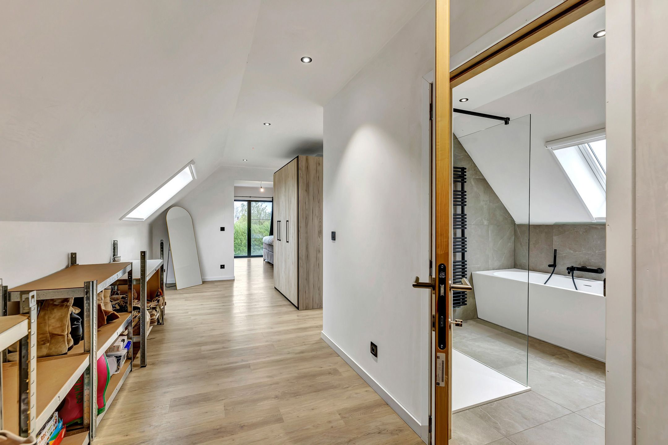 Unieke instapklare (kangoeroe)woning met praktijkruimte foto 9