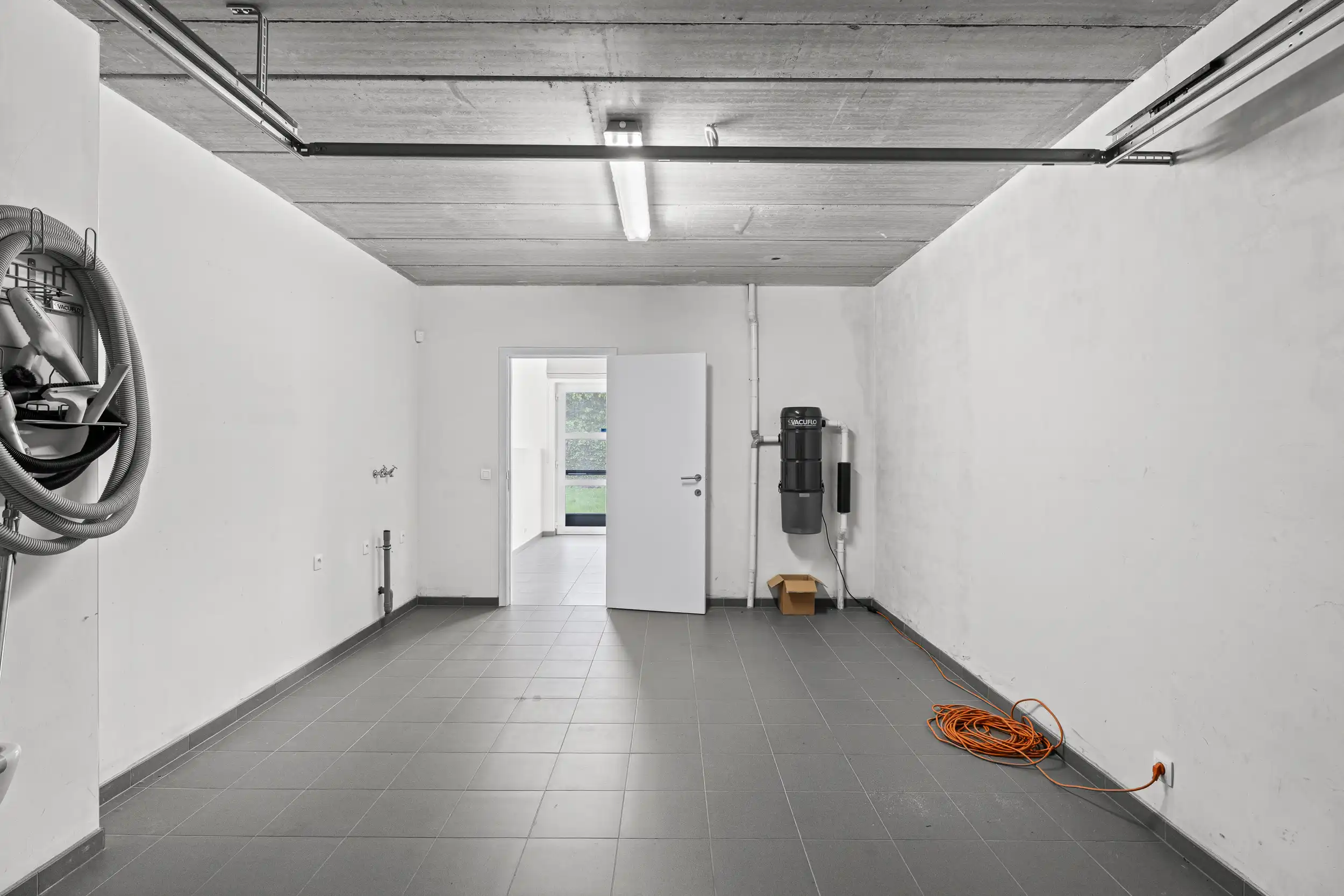 Moderne en energiezuinige gezinswoning in hartje Lochristi foto 13