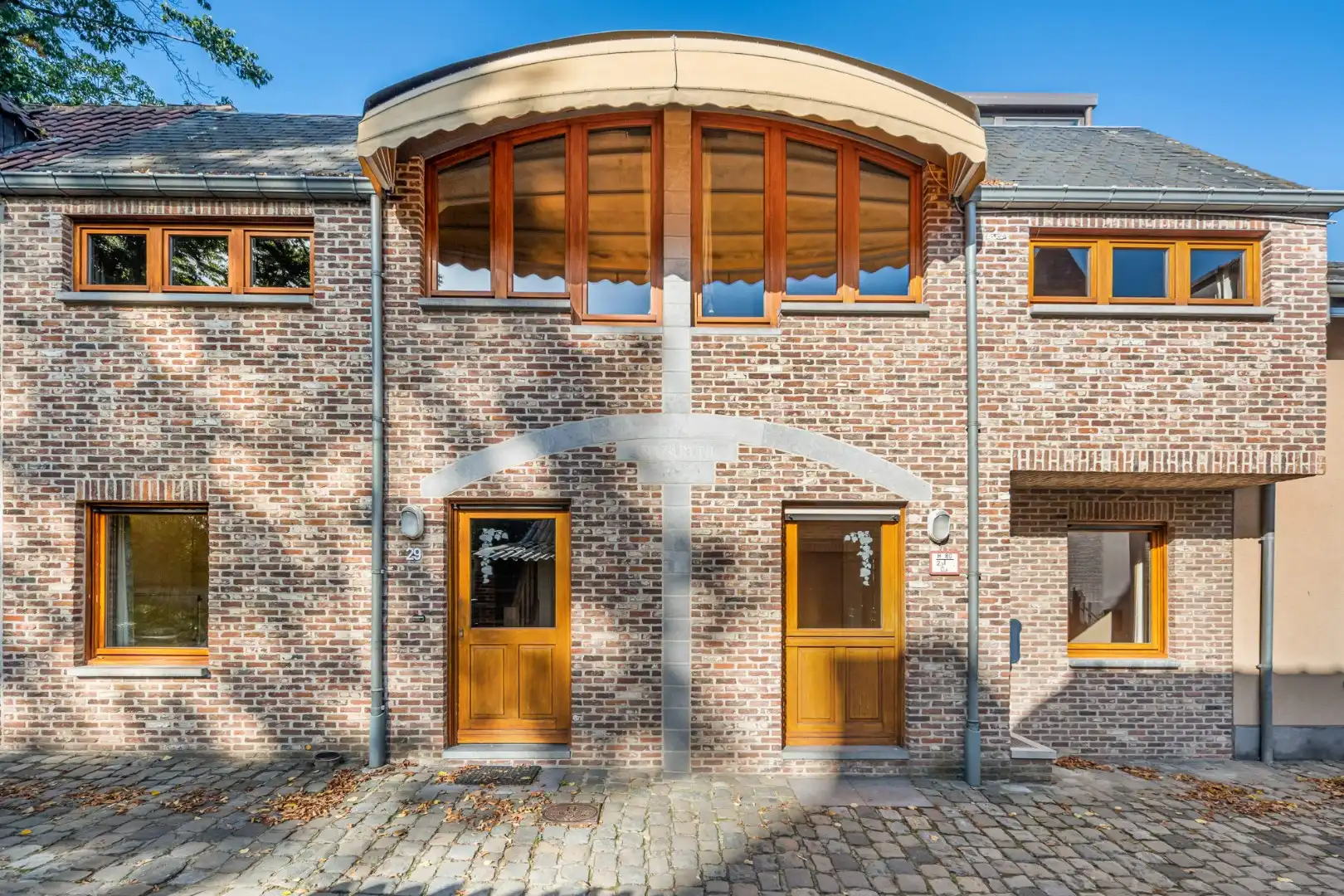 Ruime stadswoning in het centrum van Maaseik in een verkeersarme, doodlopende straat!  foto 3