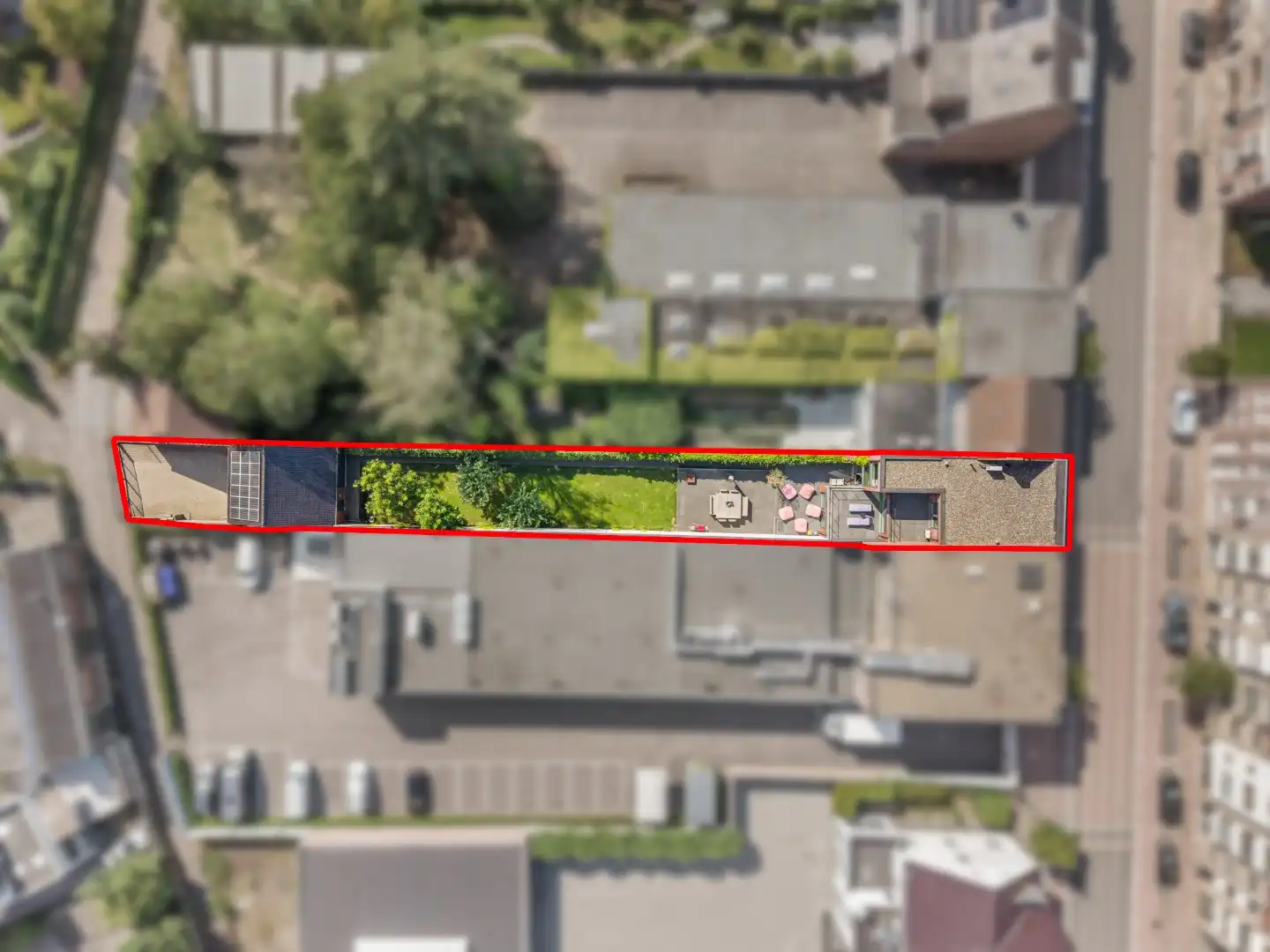 Unieke, hoogwaardig afgewerkte stadswoning op een ruim perceel mét ruime garage bereikbaar langs de achterzijde! foto 4
