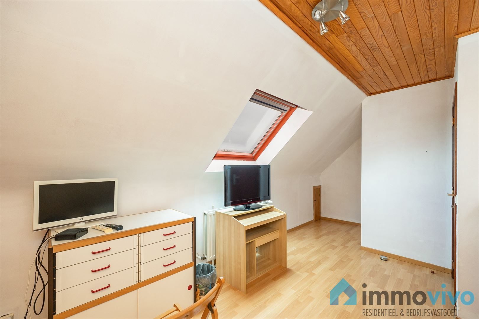 Instapklare woning met vijf slaapkamers en garage foto 16