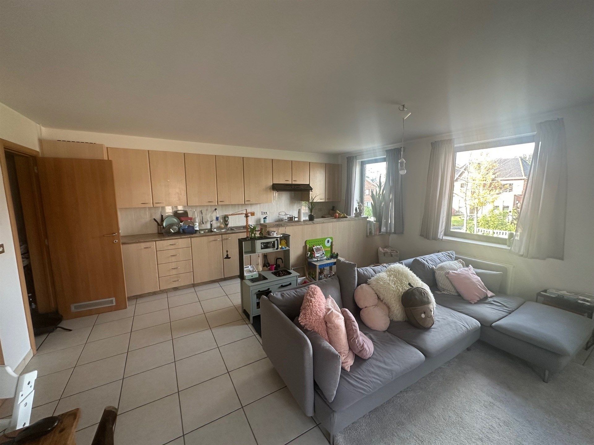 Gunstig gelegen 2 slaapkamer duplex appartement met garage.  foto 3