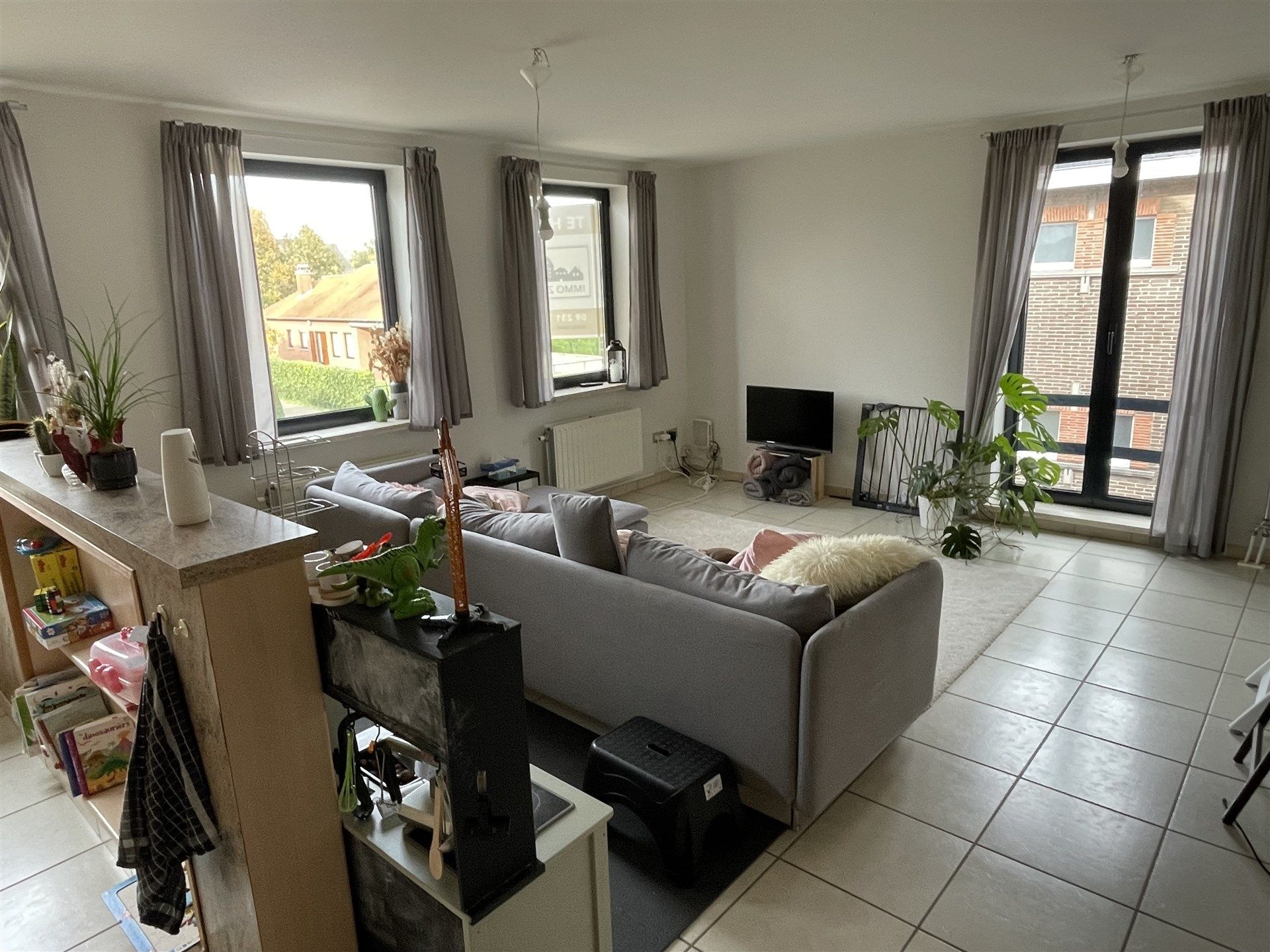 Gunstig gelegen 2 slaapkamer duplex appartement met garage.  foto 3