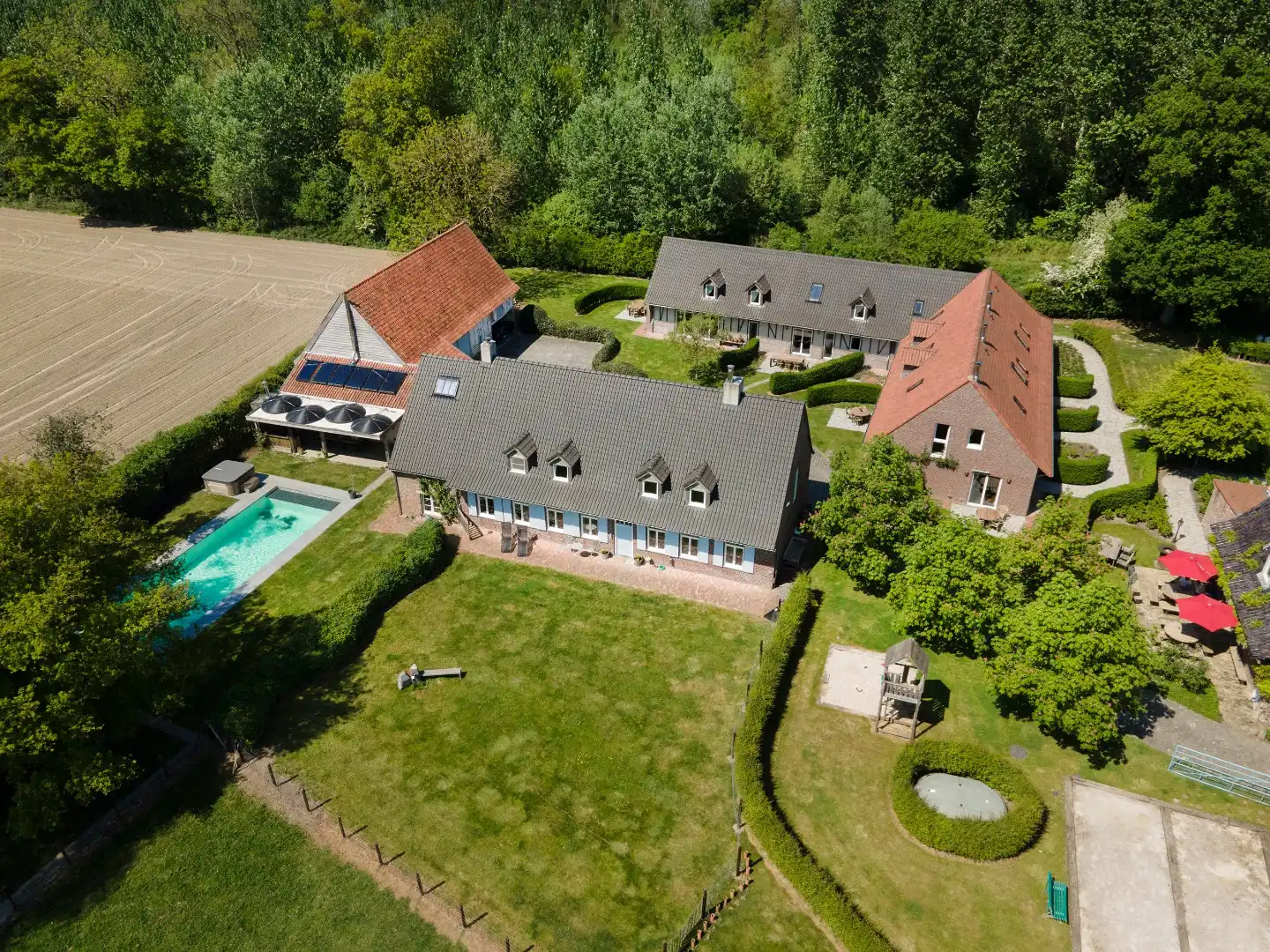 DOMEIN  MET 5 VAKANTIEWONINGEN, EEN ESTAMINET EN EEN VILLA foto 3