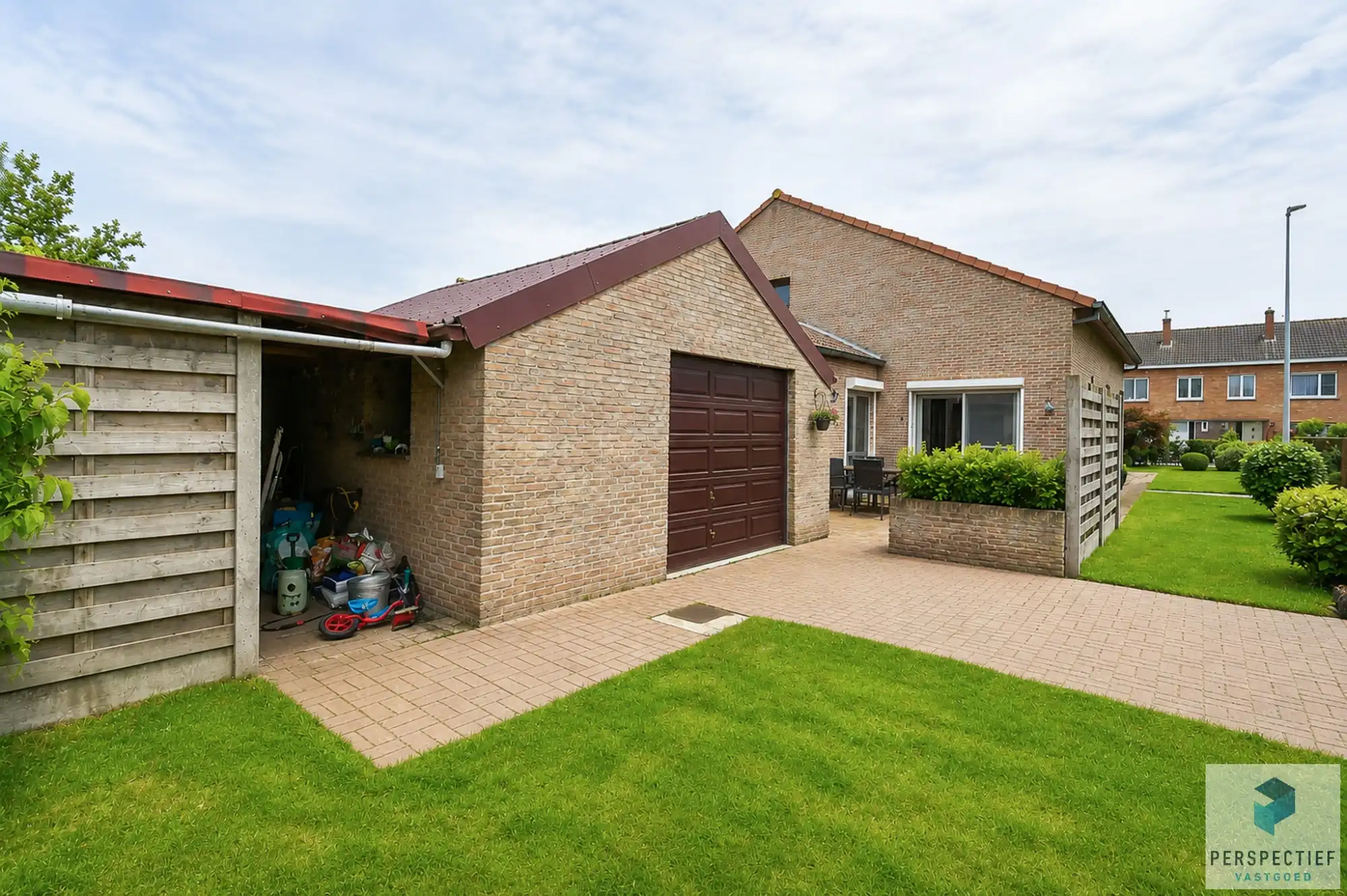 Ruime en energiezuinig gerenoveerde halfopen bebouwing met 5 slaapkamers, garage en zonnige tuin foto 3