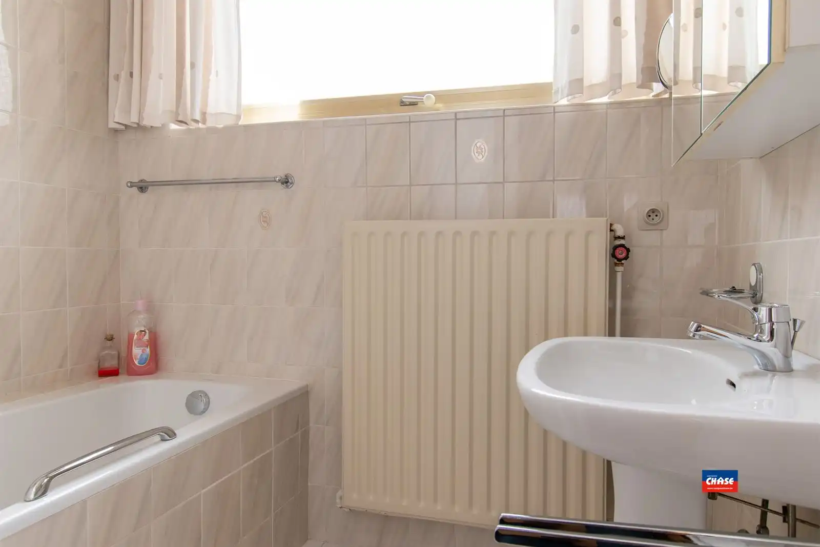 Halfopen bebouwing met 3 slaapkamers, tuin + 3 garageboxen foto 16