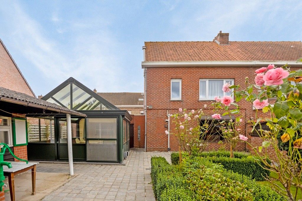 ALVERINGEM: Centraal en toch super rustig gelegen woonhuis met te vernieuwen comfort, 2 slpks en zolder, garage en zalige tuin op 588m² grondopp. foto 15