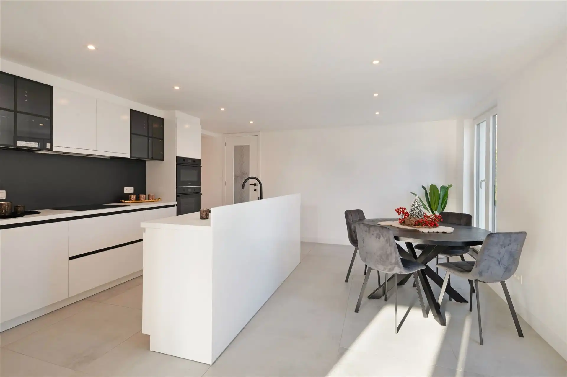 Volledig geroveerde, instapklare gezinswoning foto 5