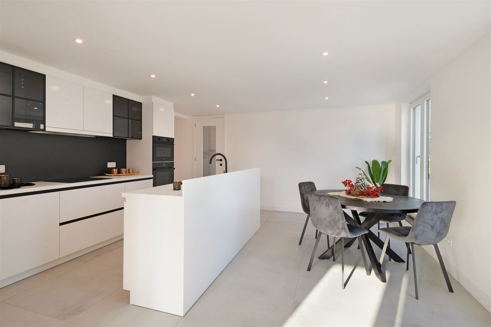 Volledig geroveerde, instapklare gezinswoning foto 5