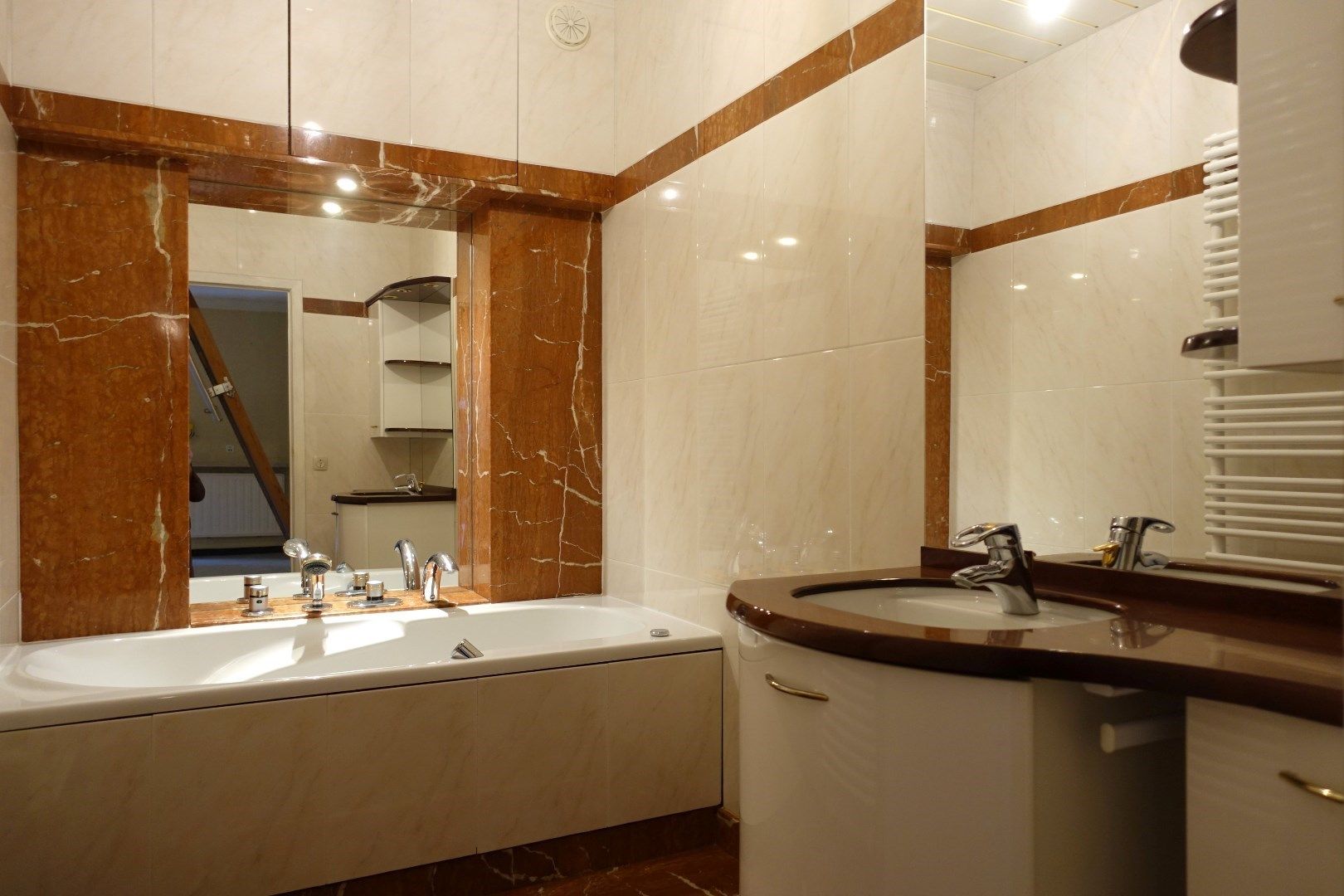Ruime op te frissen woning met garages op een uitstekende locatie in centrum Oudenburg foto 3