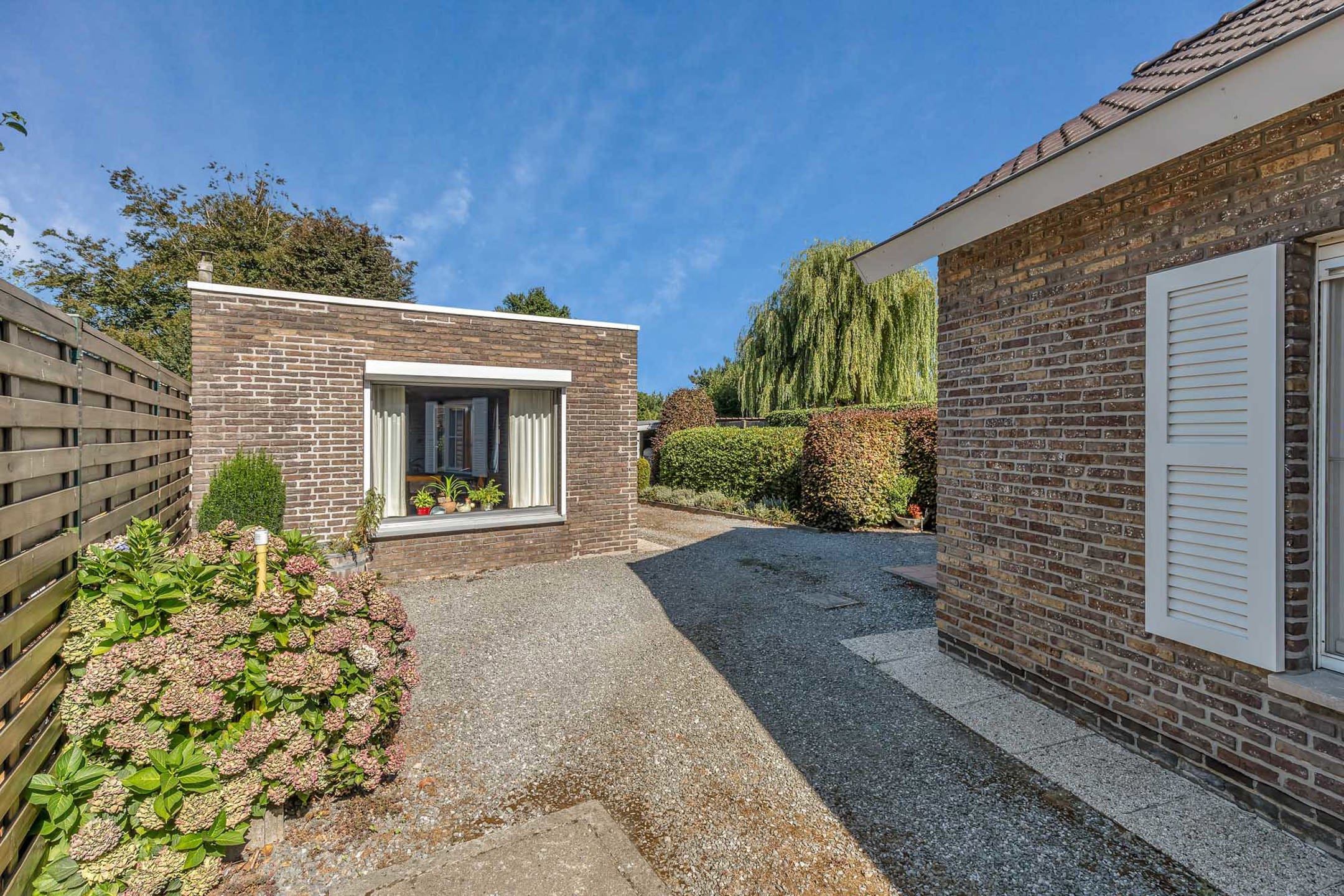 Te renoveren bungalow met aparte woonunit op topligging foto 13