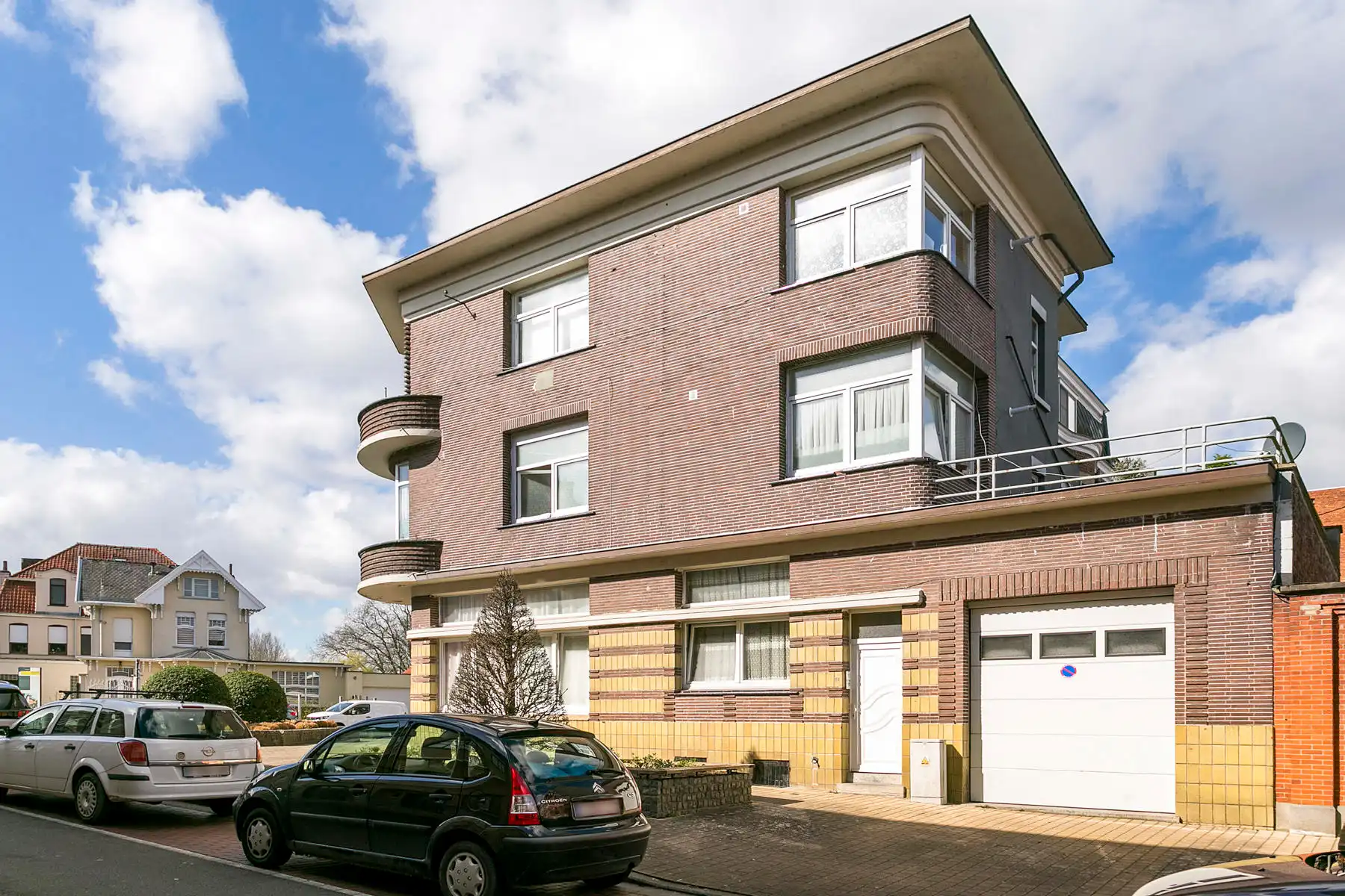 Karaktervol opbrengstgebouw op toplocatie in Ronse! foto 3