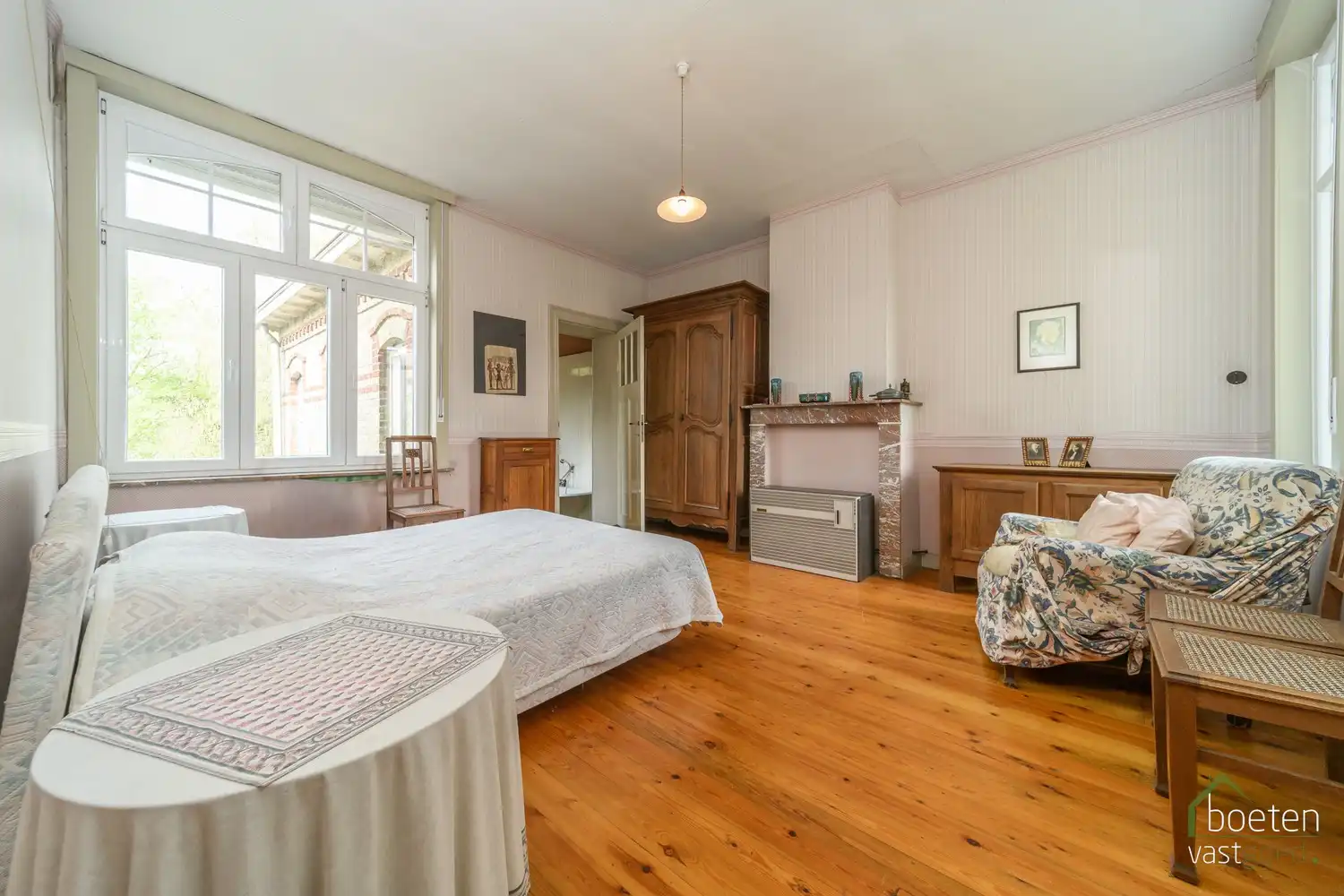 ALVERINGEM: Karaktervolle herenwoning uit het interbellum (jaren 30) met authentieke geveldetails en een warm landelijk interieur op 3.253 m² totale grondopp. foto 17