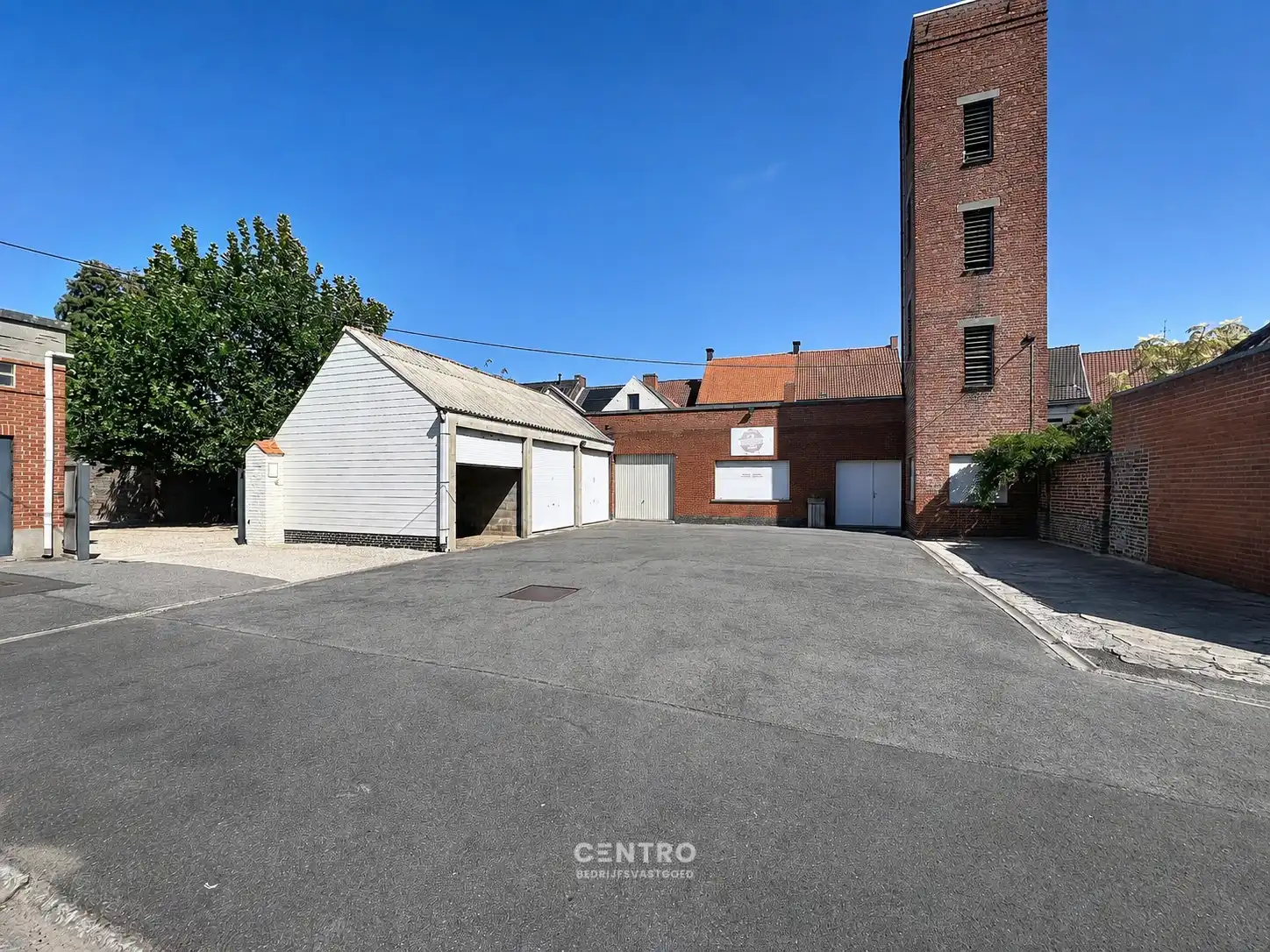HERENHUIS (thans restaurant op gelijkvloers) met parkeerterrein, 3 garages en MAGAZIJN op 50m van de Markt van Ingelmunster! foto {{pictureIndex}}