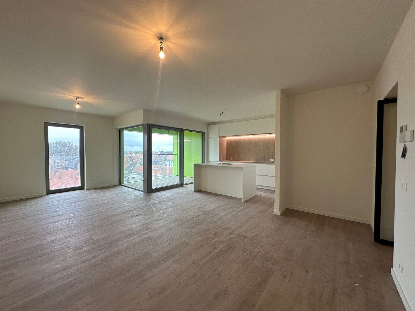 HOOST is een iconische toren met een expressief gevelontwerp op enkele honderden meters van de zee foto 2