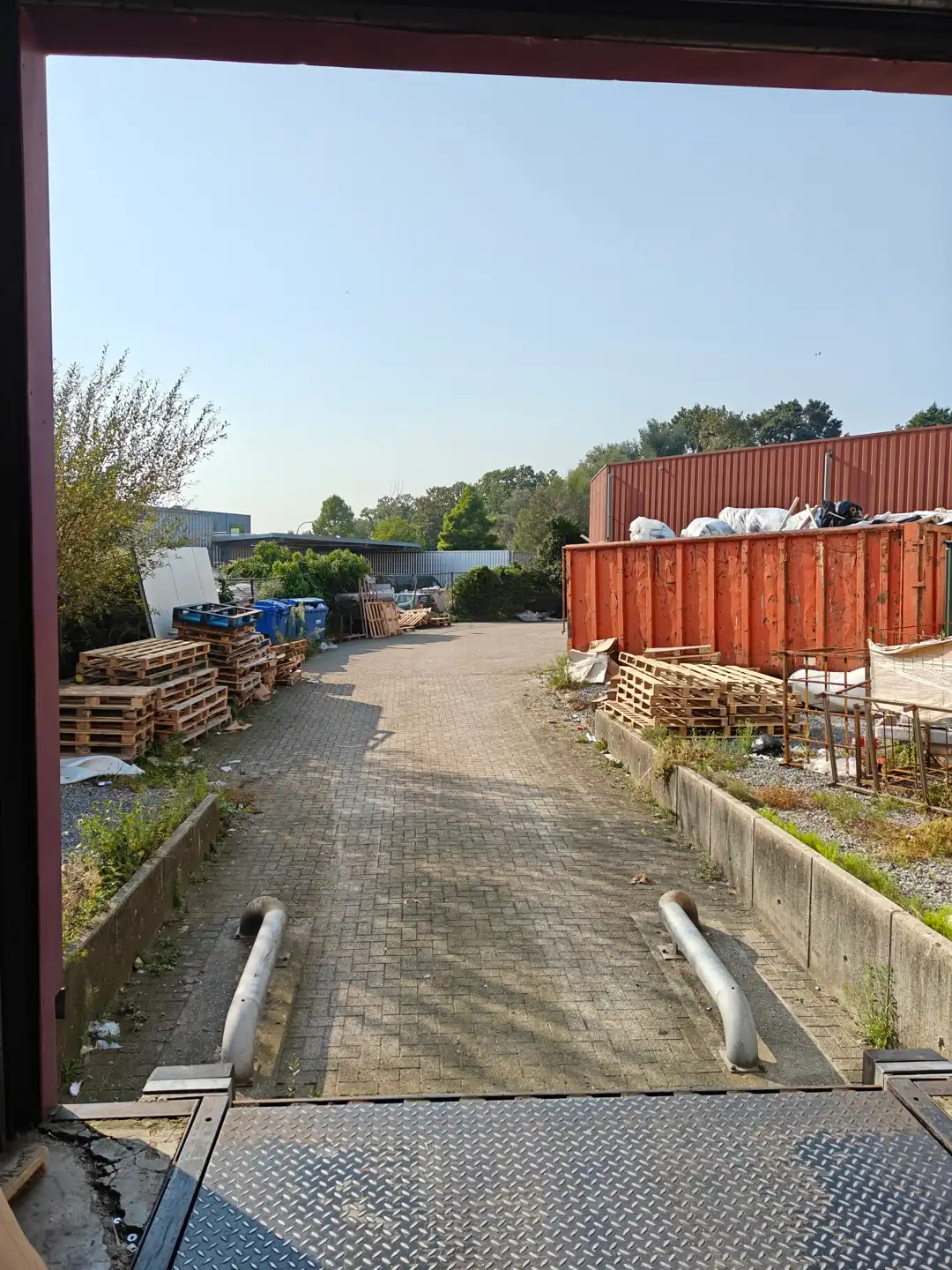 Industriegebouw met een modern gerenoveerde kantoorruimte foto 11