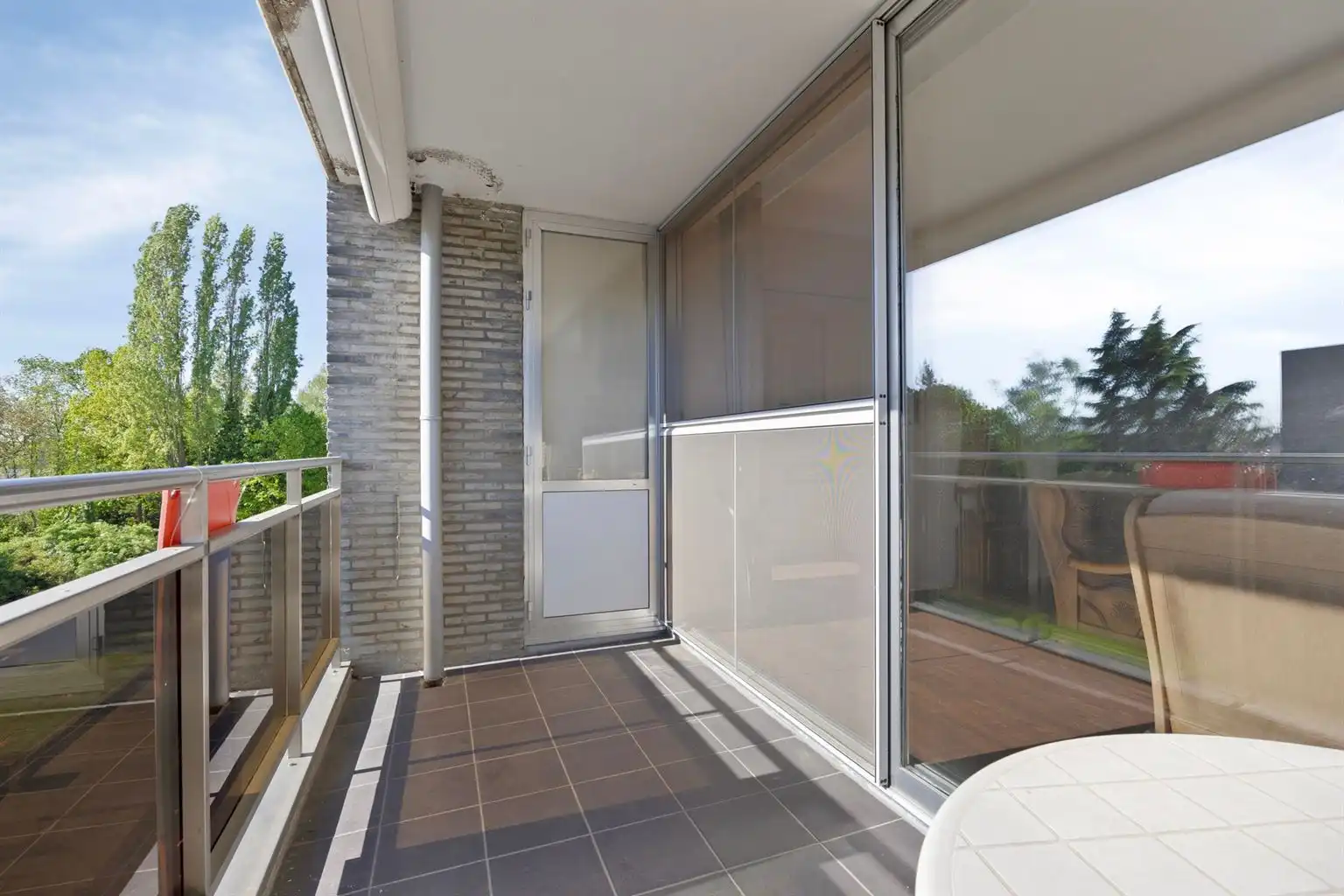 Zeer ruim 2 (+1)-slaapkamer appartement met overdekt terras, ondergrondse garagebox en aparte berging gelegen op wandelafstand van het centrum van Maaseik.  foto 9