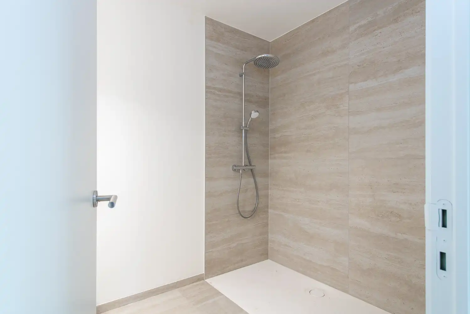 Appartement inclusief 2 autostaanplaatsen! foto 8