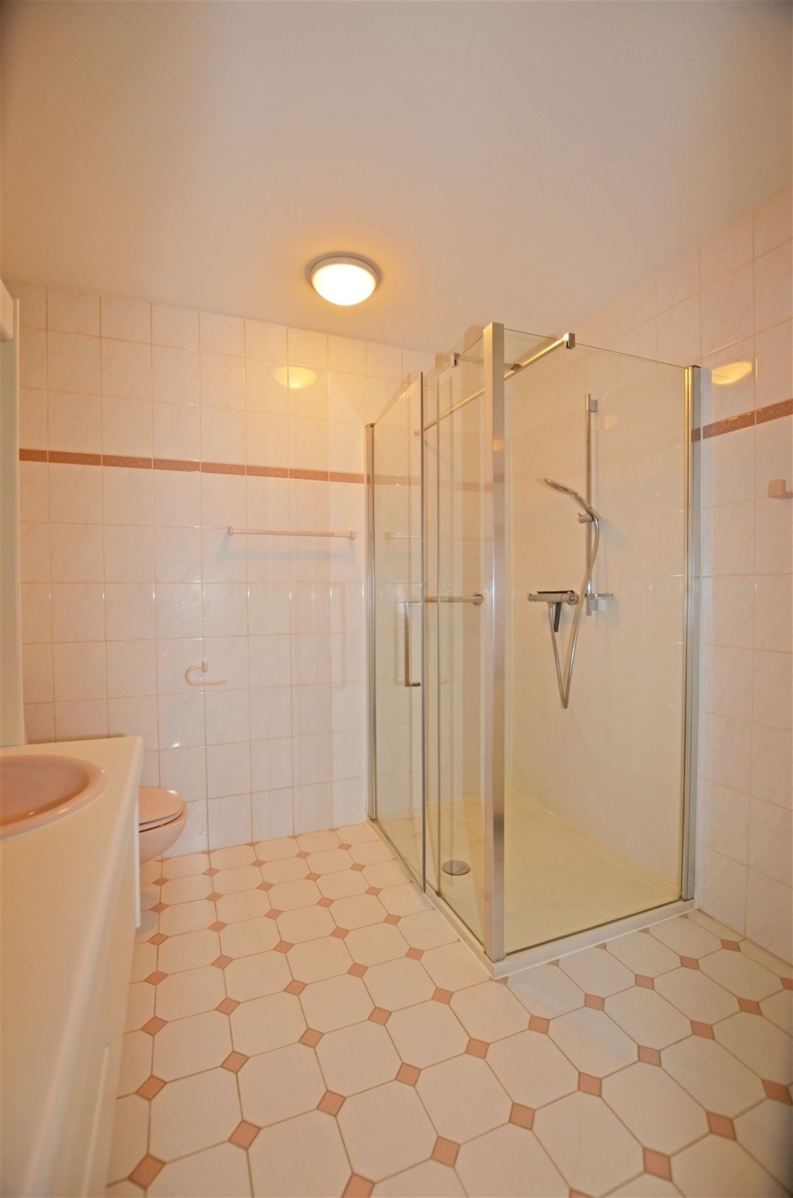 Ruim op te frissen appartement op wandelafstand van de stad foto 16