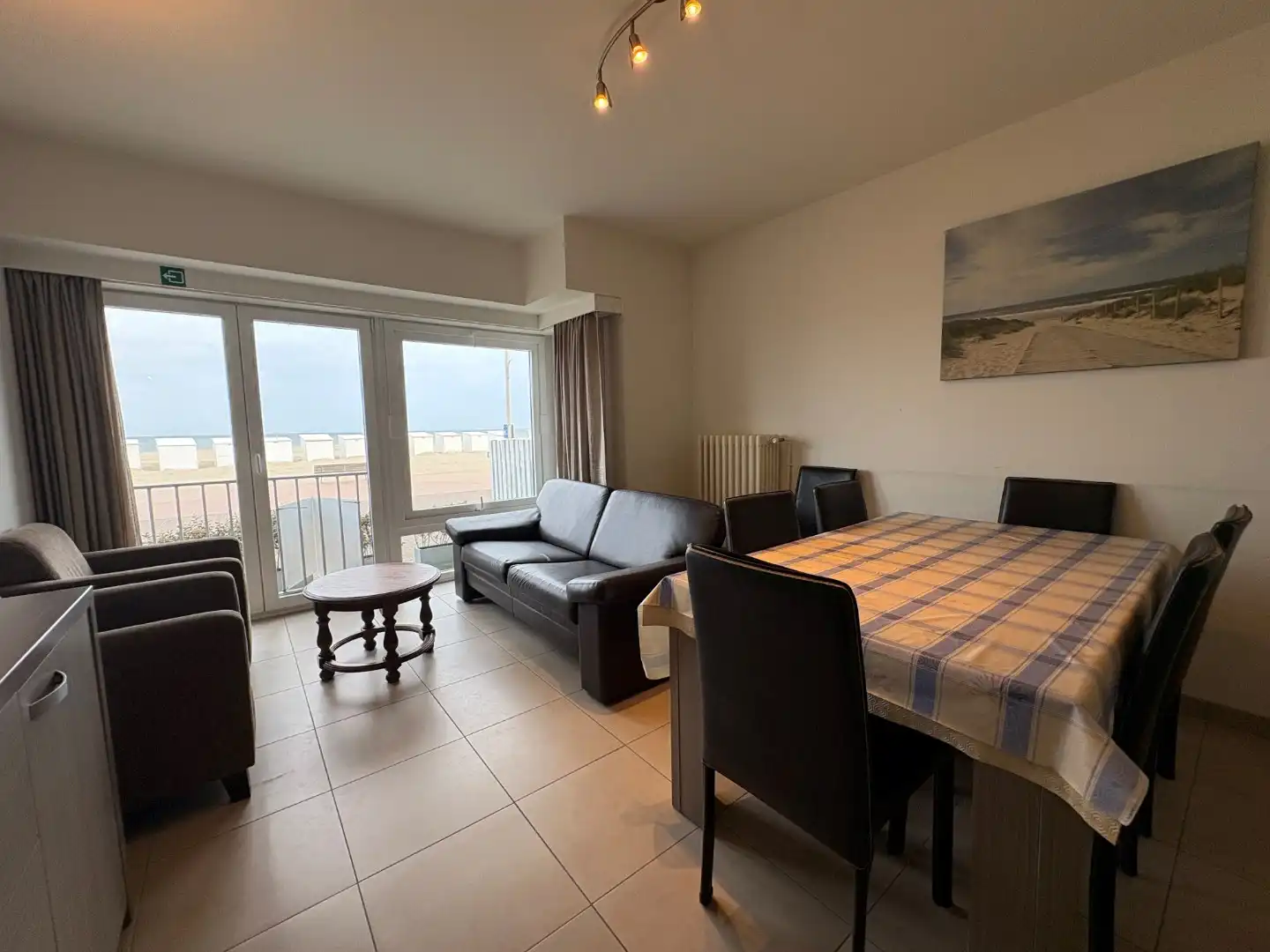 Gelijkvloers appartement te koop op de zeedijk van Koksijde foto 2