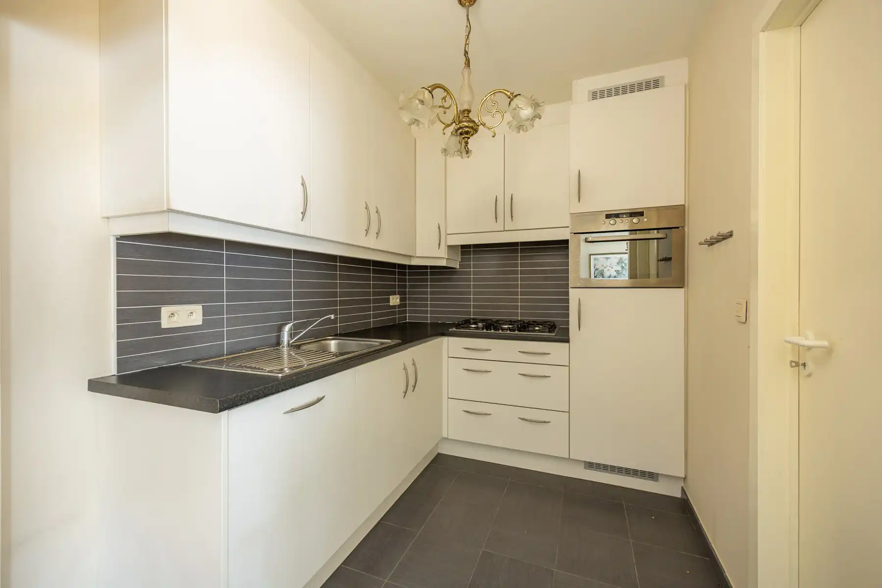 Instapklaar appartement op de 1ste verdieping met 2 slaapkamers, terras en autostaanplaats.  foto 7