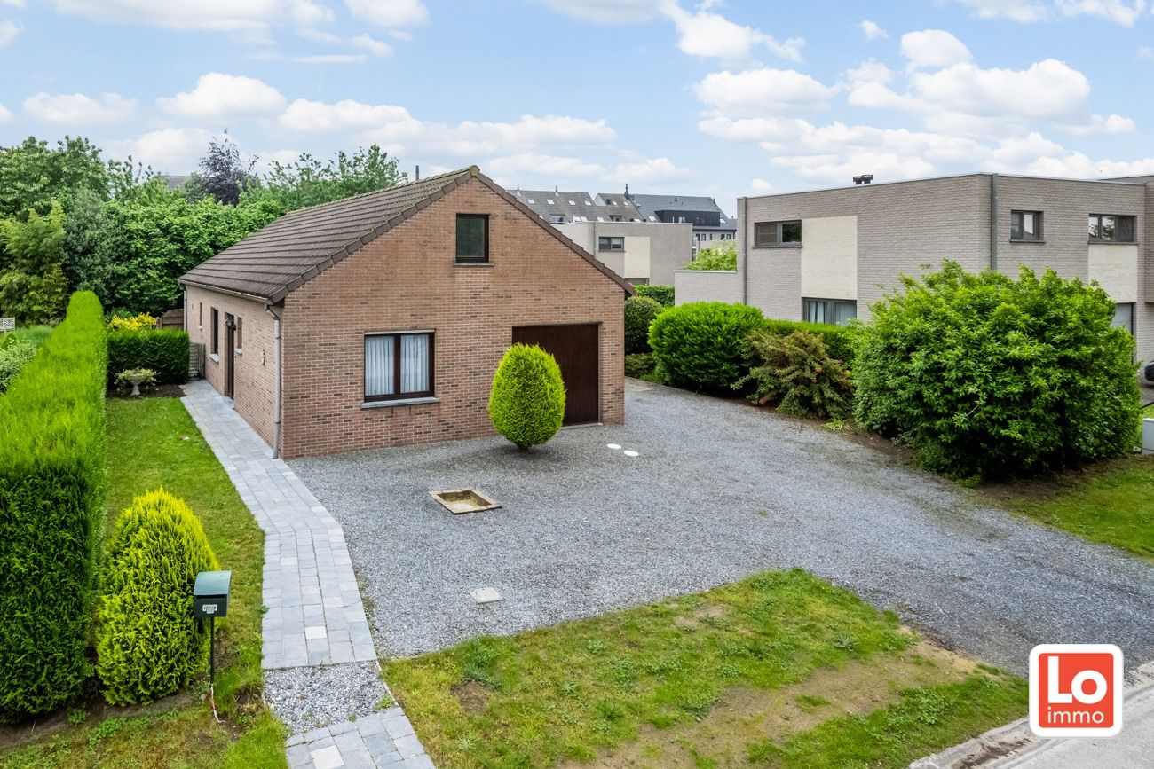 Hoofdfoto van de publicatie: VERKOCHT! Te renoveren gelijkvloerse woning met inpandige garage op een mooie locatie in een rustige doodlopende straat in Lochristi!