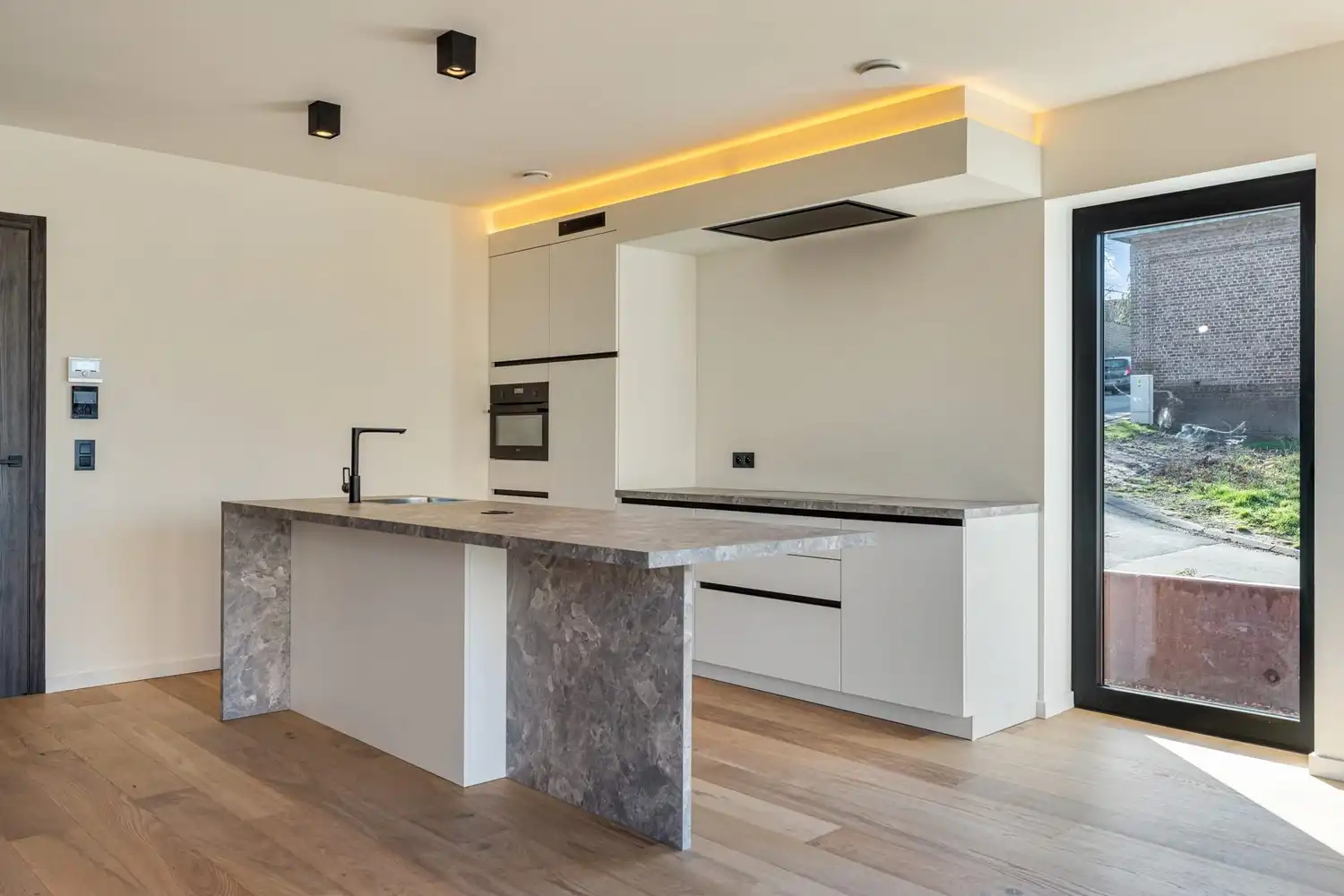 Rijwoning 1 luxueus wonen met ruim terras in het hart van Borgloon! foto 7