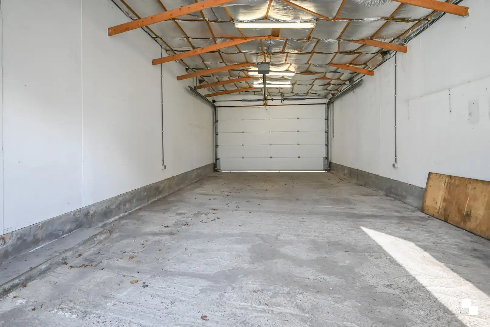 Rijwoning met uitweg achteraan en ruime garage te Izegem foto 28
