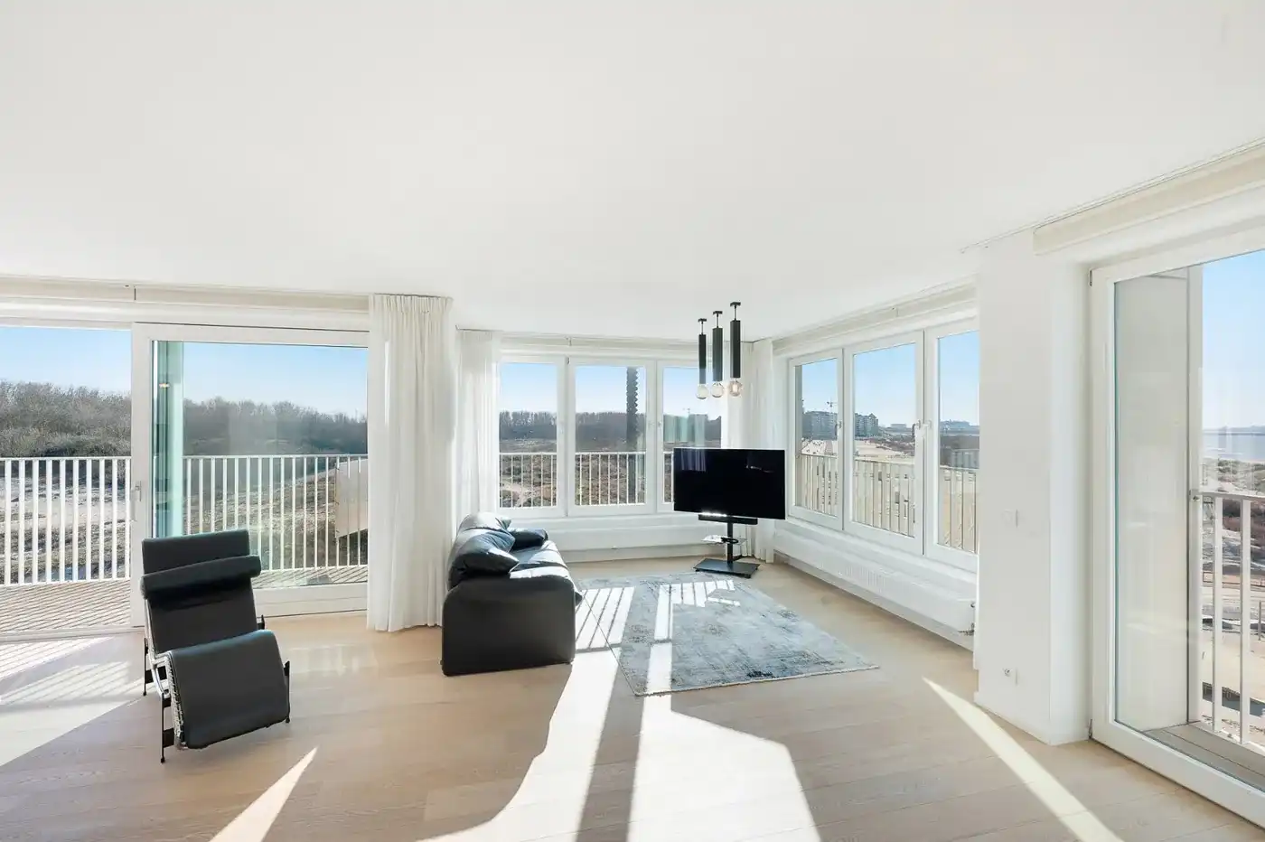 Ruim hoekappartement met zonneterrassen in de recente residentie Cap Horn foto 3