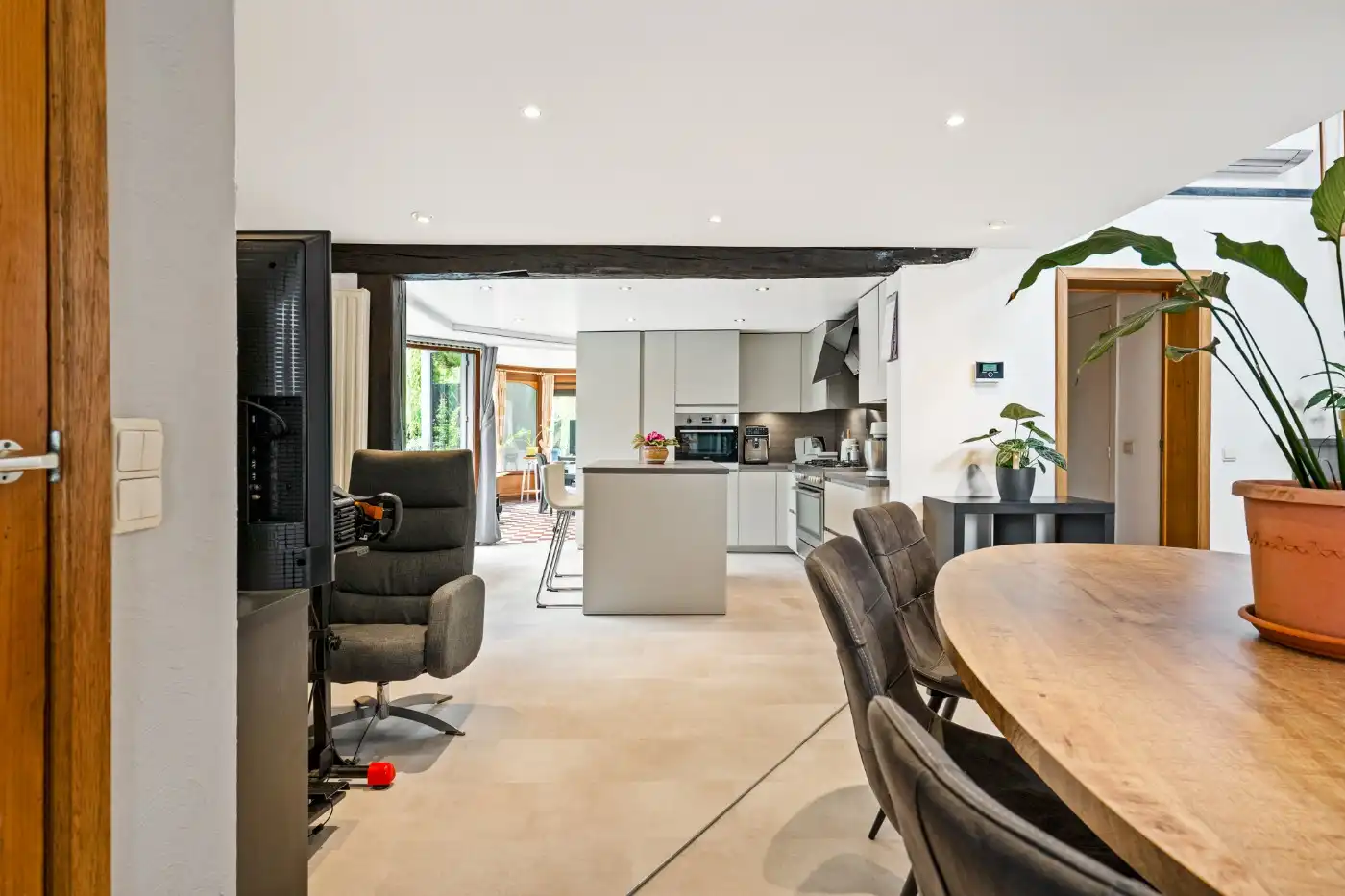 Top gelegen, charmante, vrijstaande woning met 3 slpk. en prachtige zuid-tuin foto 7