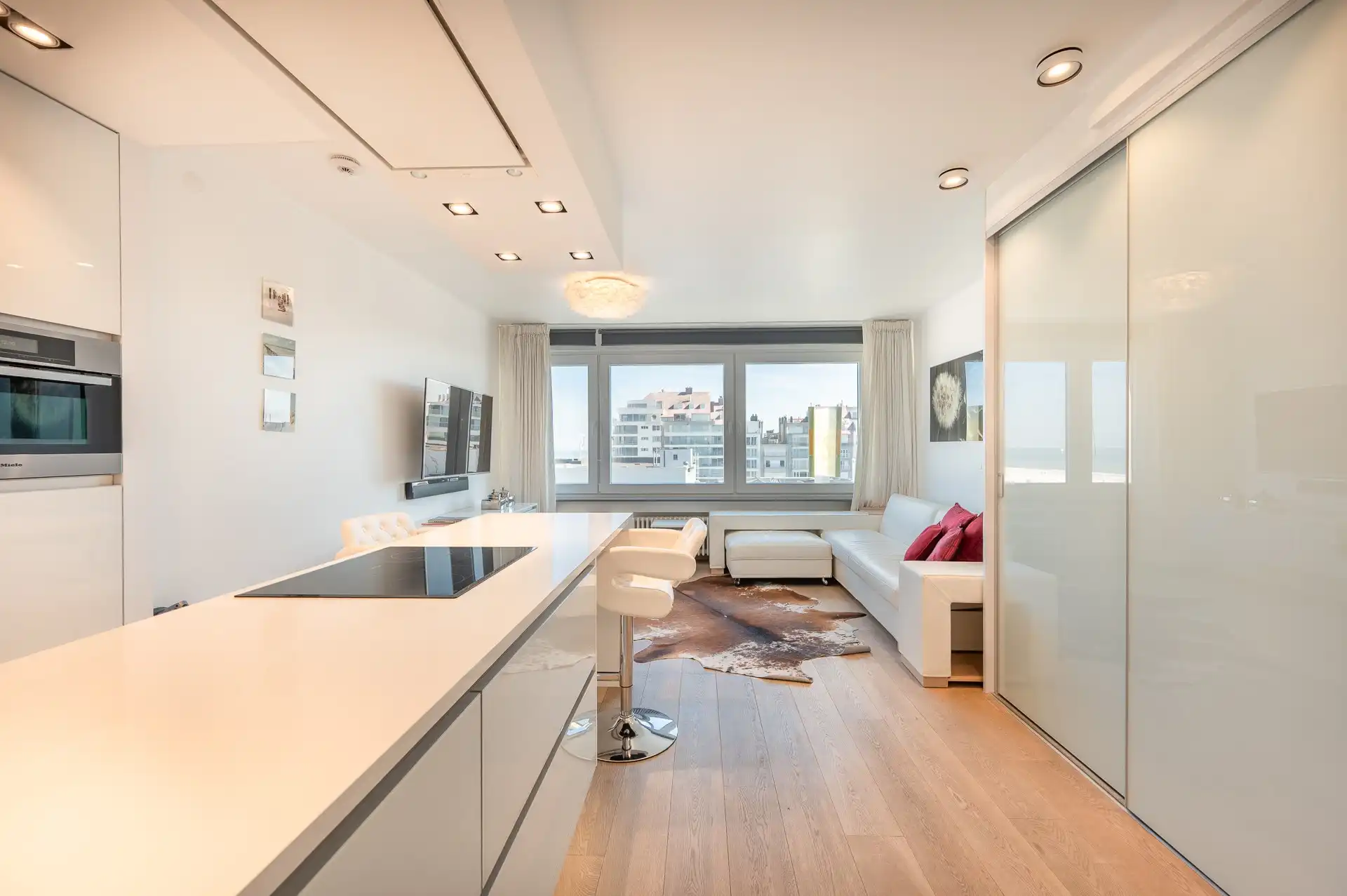 Perfect ingerichte studio met zijdelings zeezicht foto 3