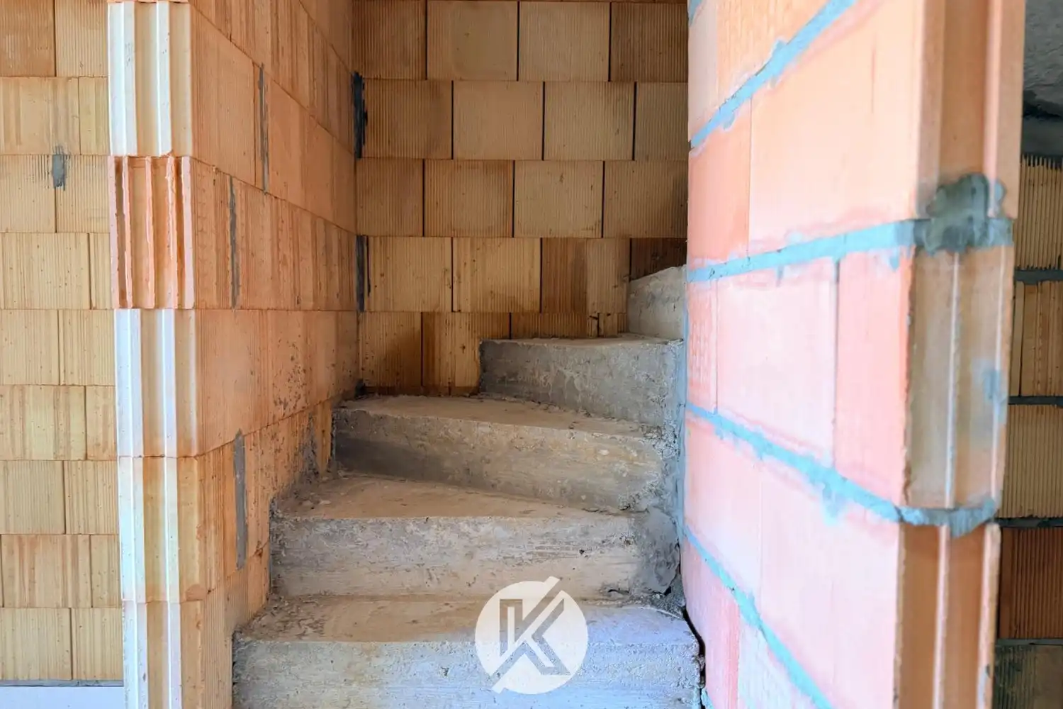 Strakke halfopen nieuwbouwwoning met potentieel foto 8