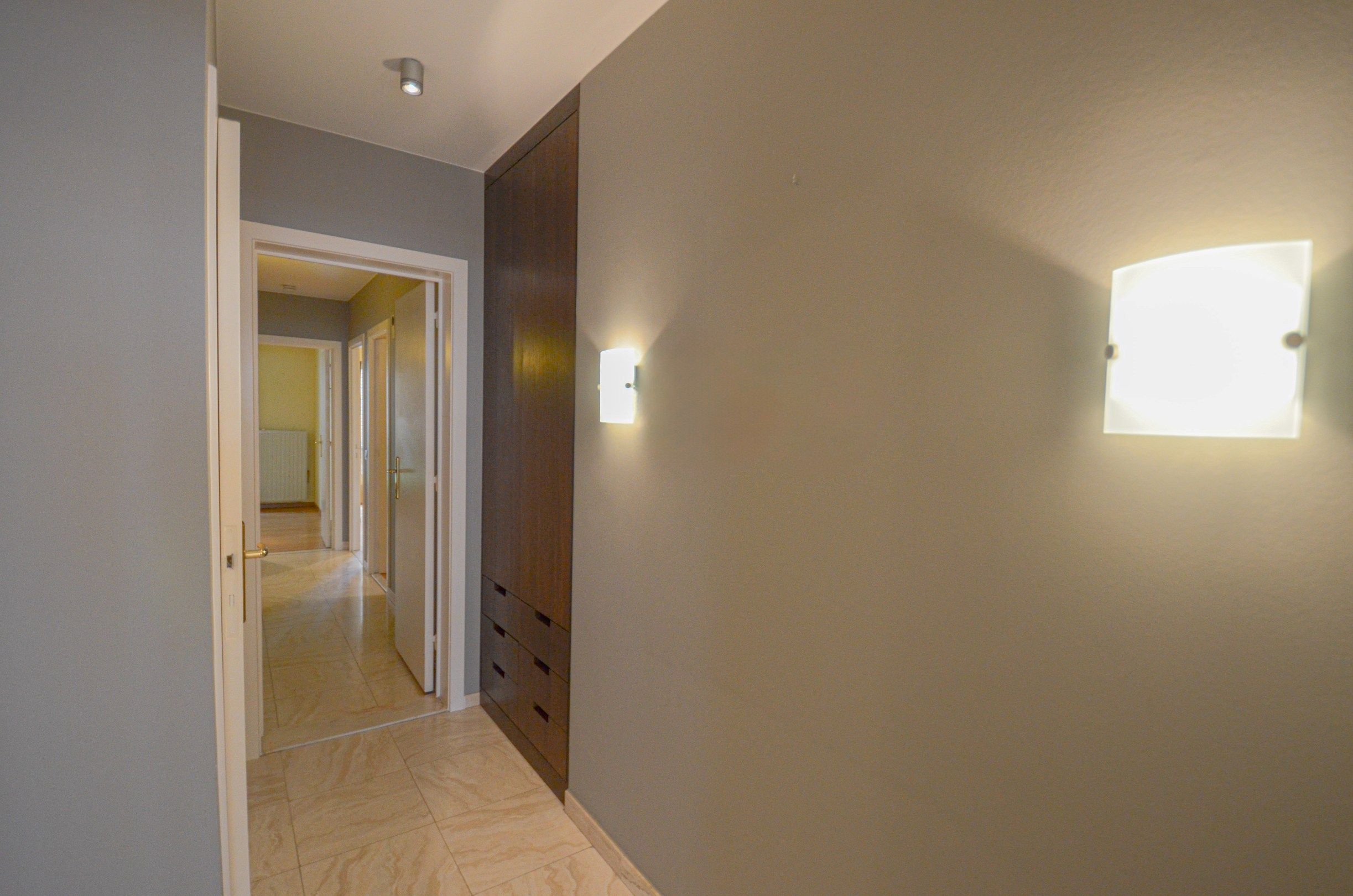 Lichtrijk hoekappartement met ruime terrassen gelegen in een klein residentie. foto 10