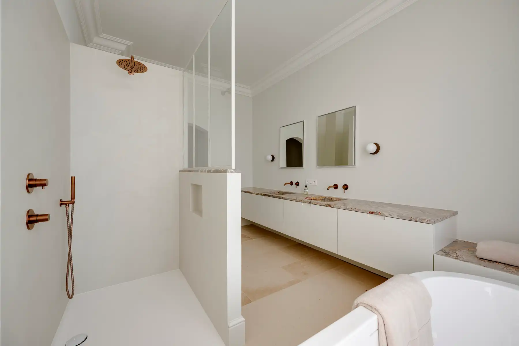 Luxueus gerenoveerde burgerwoning met tuin en terras foto 18