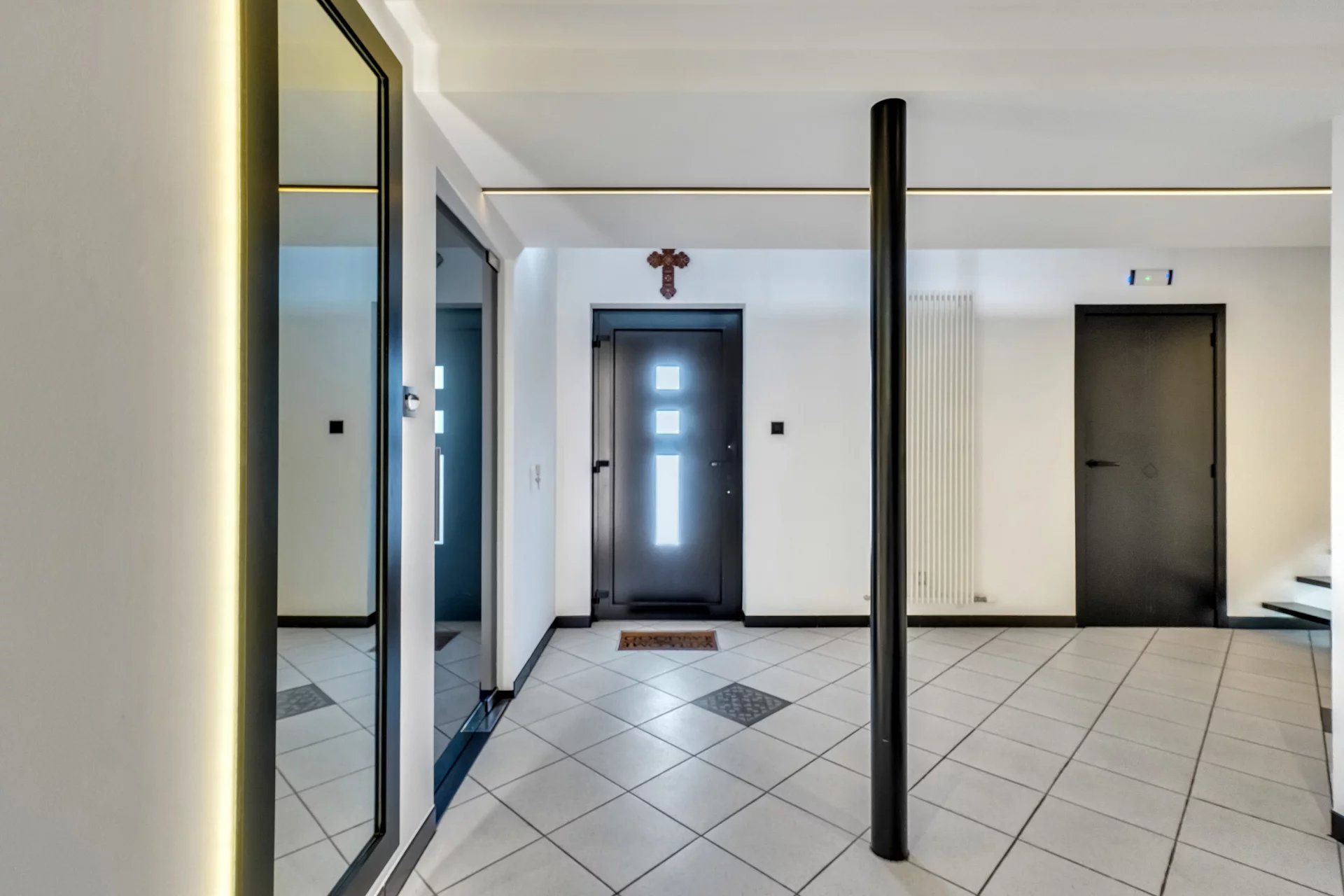 Ruime woning met zwembad op mooi groot perceel foto 16