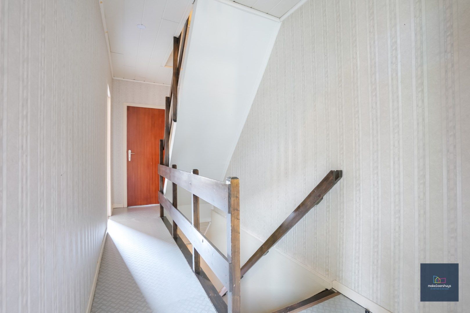 Te renoveren woning met aangename buitenruimte foto 6