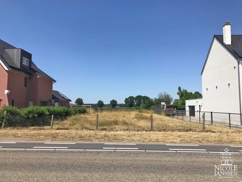 Mooi perceel bouwgrond voor open bebouwing op een gunstige locatie  foto {{pictureIndex}}