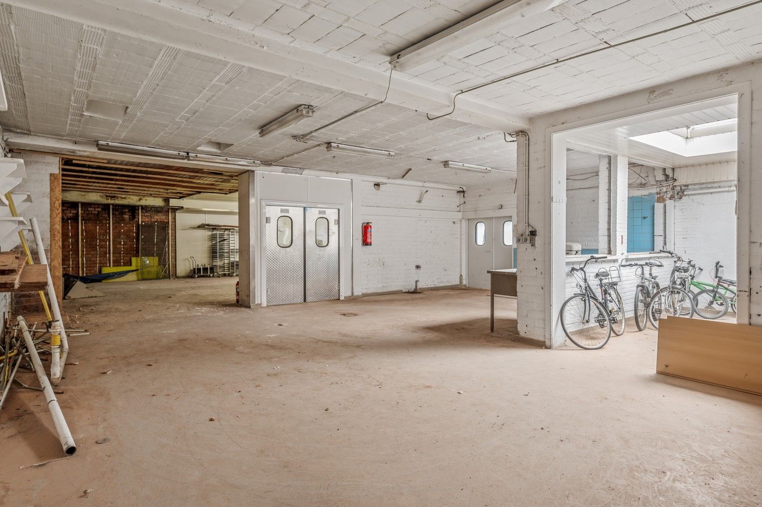 Ruim magazijn (+/- 441 m²) in Lier! foto {{pictureIndex}}