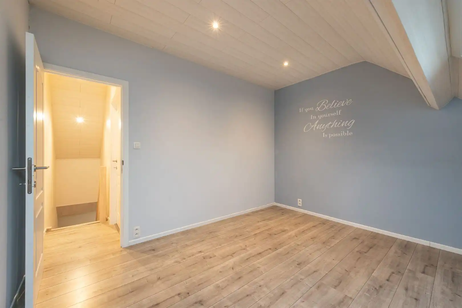 Centraal gelegen woonst met terras en garage. foto 14