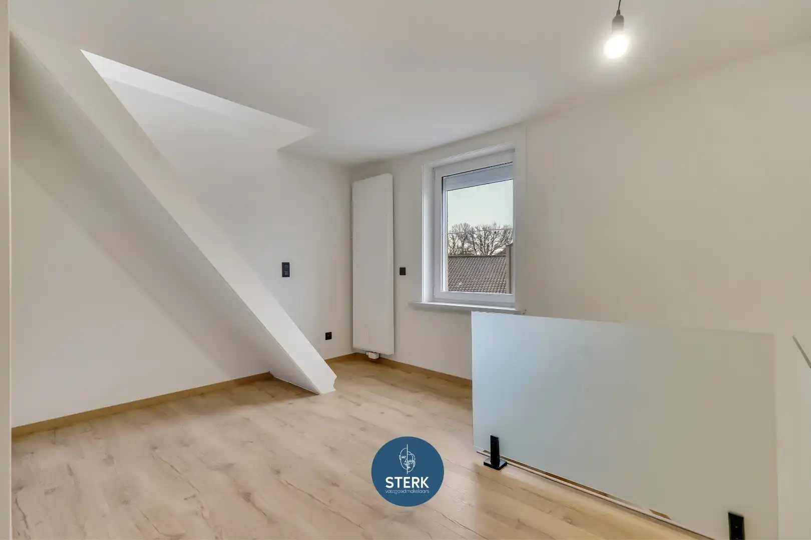 MODERN GERENOVEERDE GEZINSWONING MET 5 SLPKS + 2 BADKAMERS TE LANAKEN !  foto 20