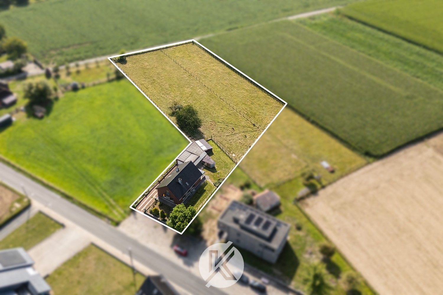 Robuuste woning met omliggende weides foto 21