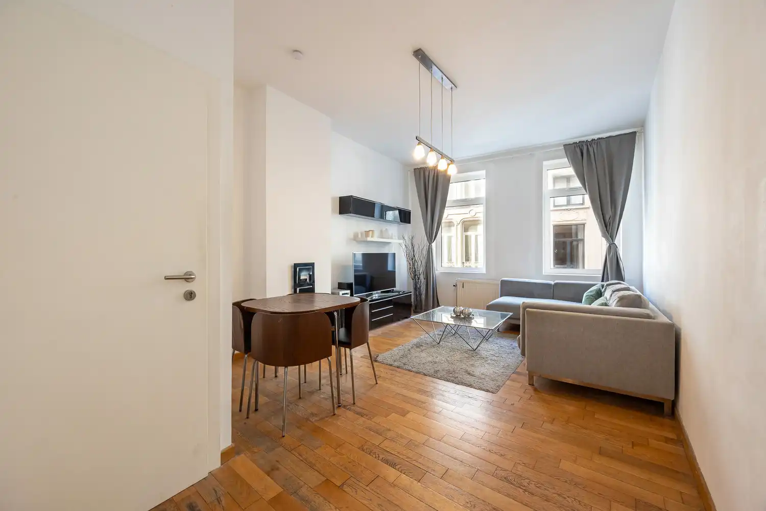 Instapklaar 1-slpkamerappartement op toplocatie in centrum Antwerpen foto {{pictureIndex}}