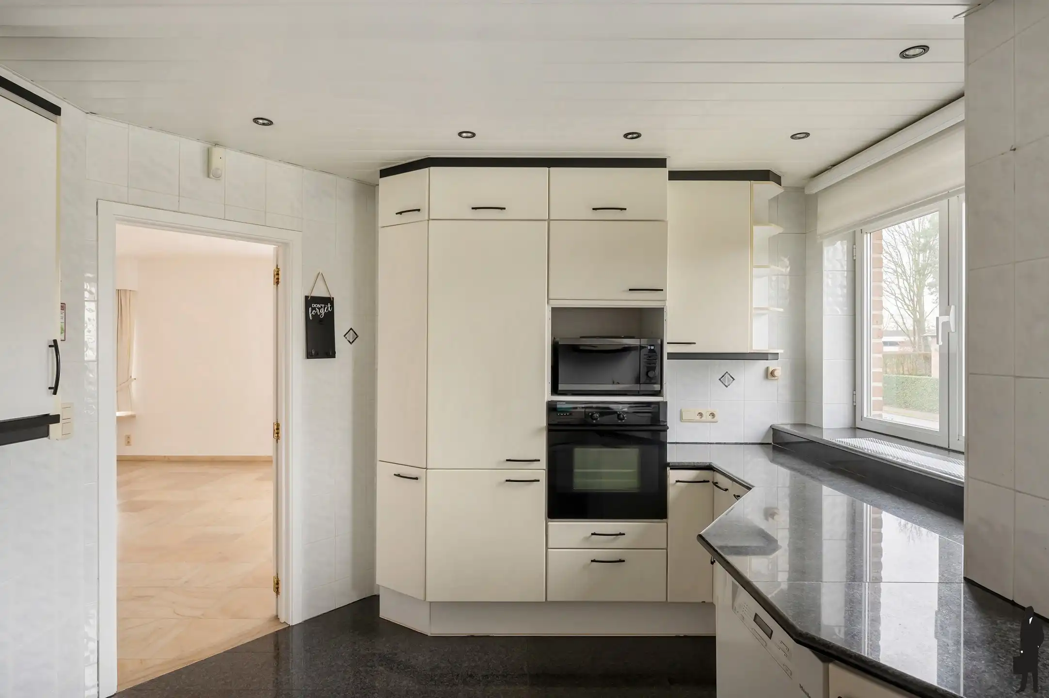 Ruim villa-appartement met 4 slaapkamers & garage foto 15